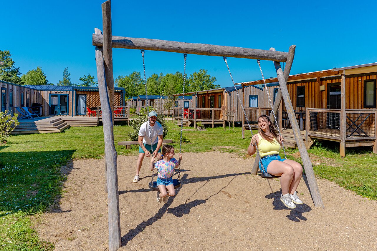 Swings Mobil-homes camping VAGUES OCEANES Near the Fountain in Gouaix (77).