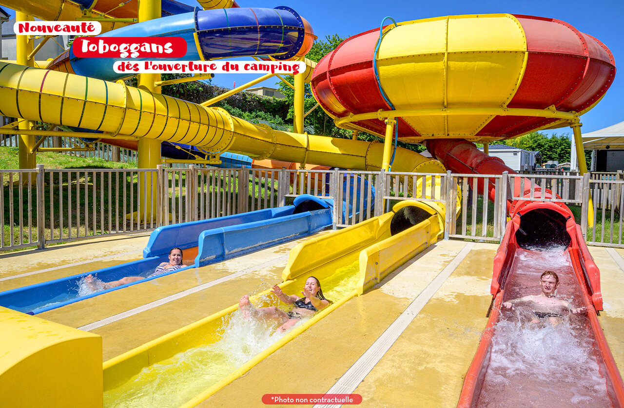 Toboggans aquatiques color�s pour tous au camping CAPFUN Quatre Vents d'Ol�ron (17).