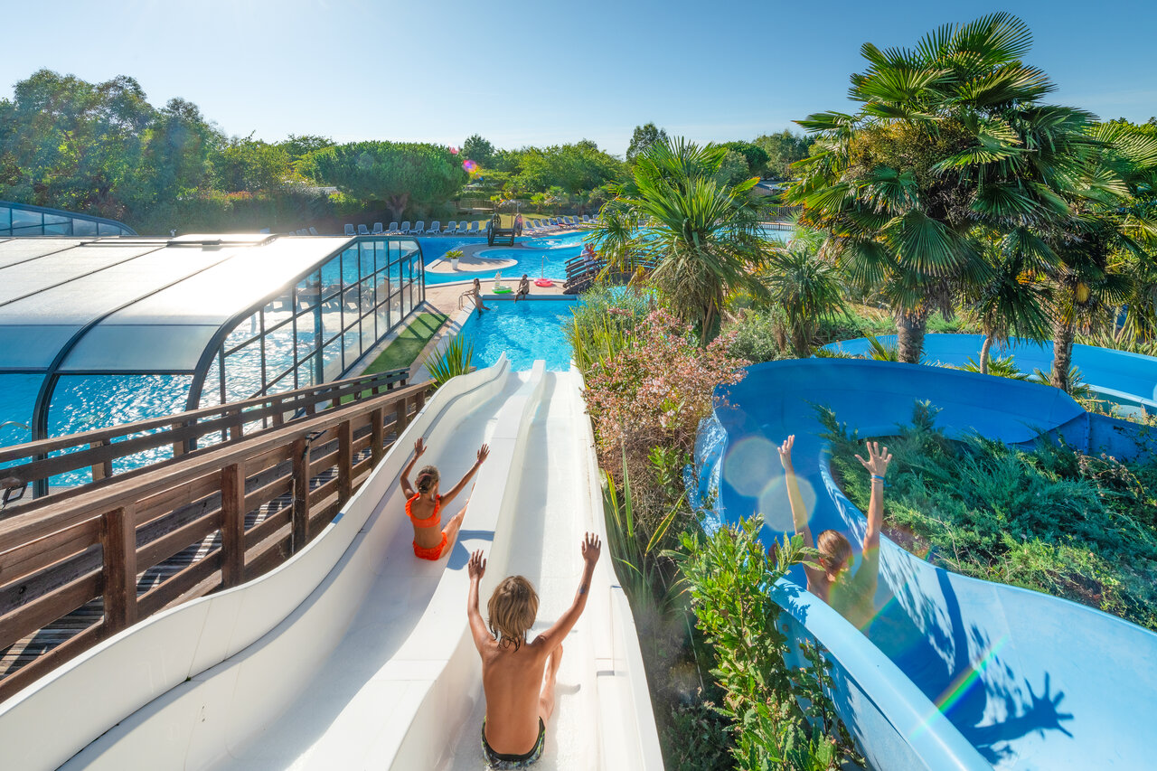 Toboggans aquatiques et piscines ext�rieures au camping CAPFUN Quatre Vents d'Ol�ron � St Georges d�Ol�ron (17).
