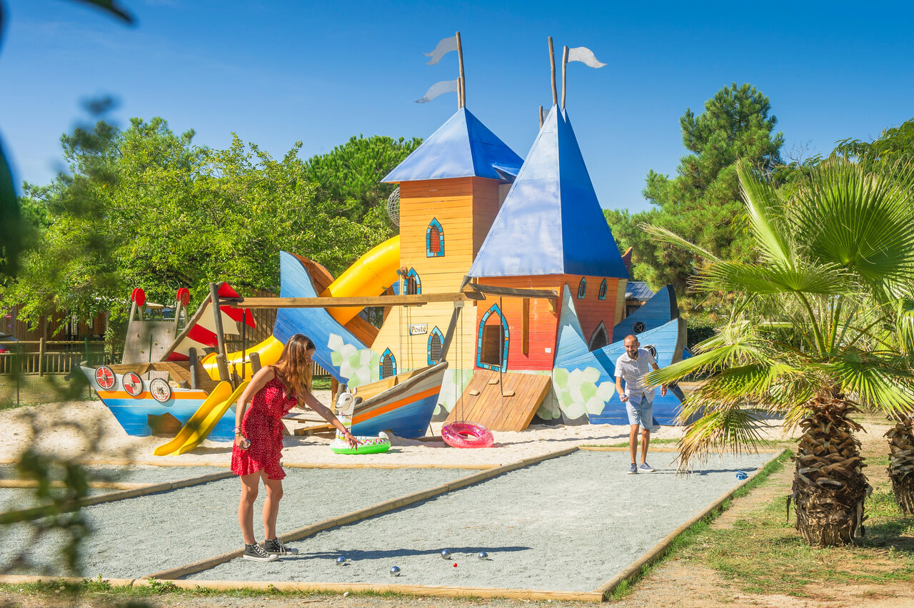 Terrain de p�tanque et aire de jeux color�e au camping CAPFUN Quatre Vents d'Ol�ron.