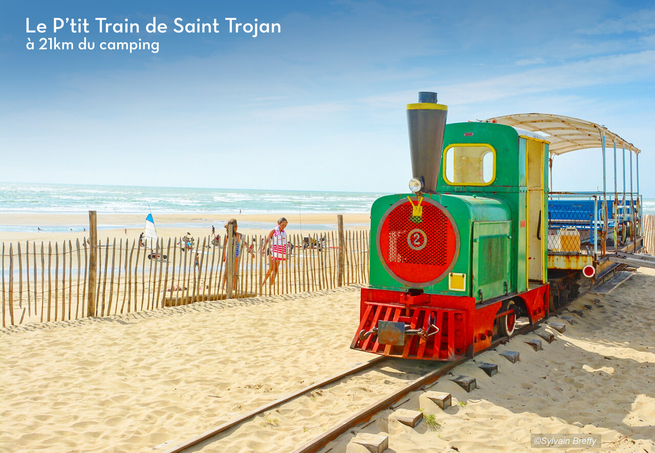 Le P'tit Train de Saint Trojan, attraction touristique color�e sur la plage d'Ol�ron.