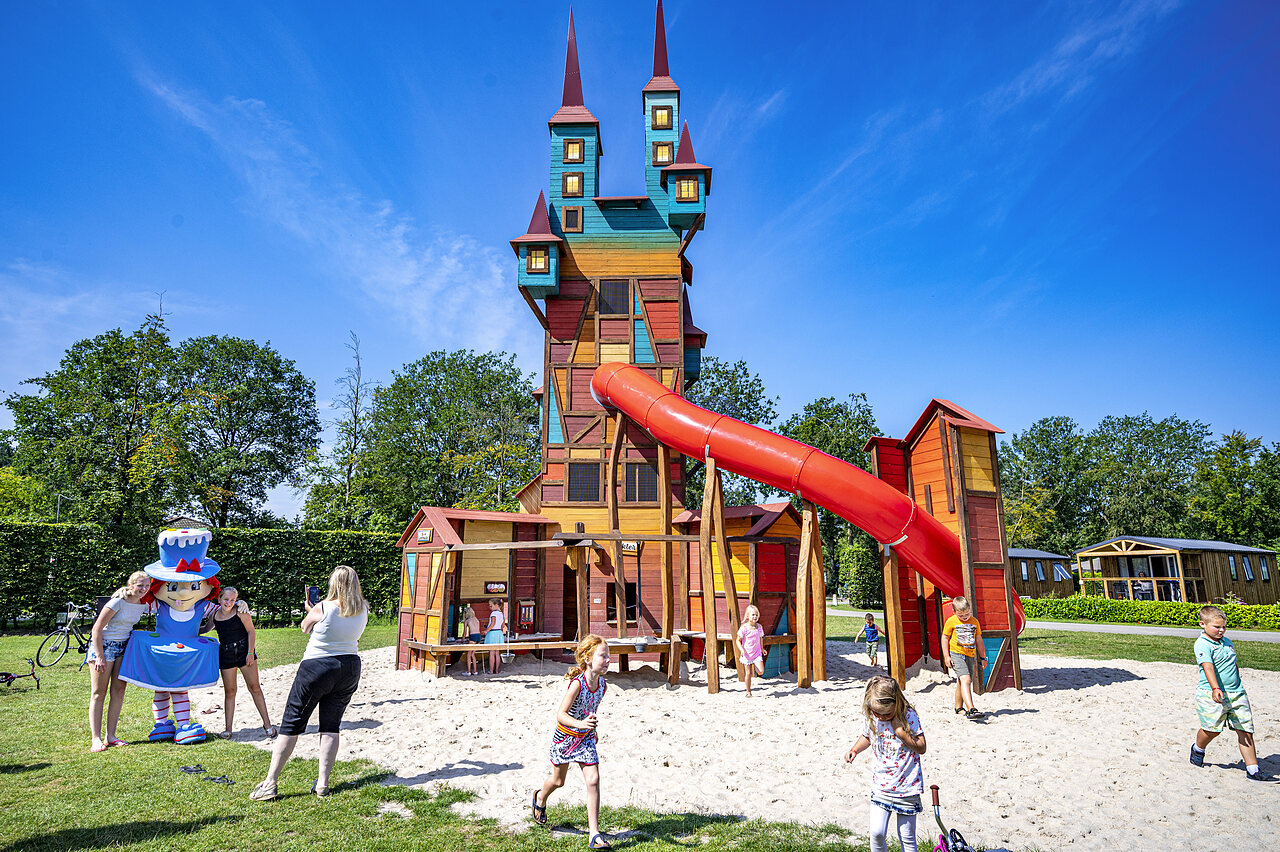 Ch�teau de jeux color� avec toboggan et enfants au camping CAPFUN Rakelbos � Westelbeers.