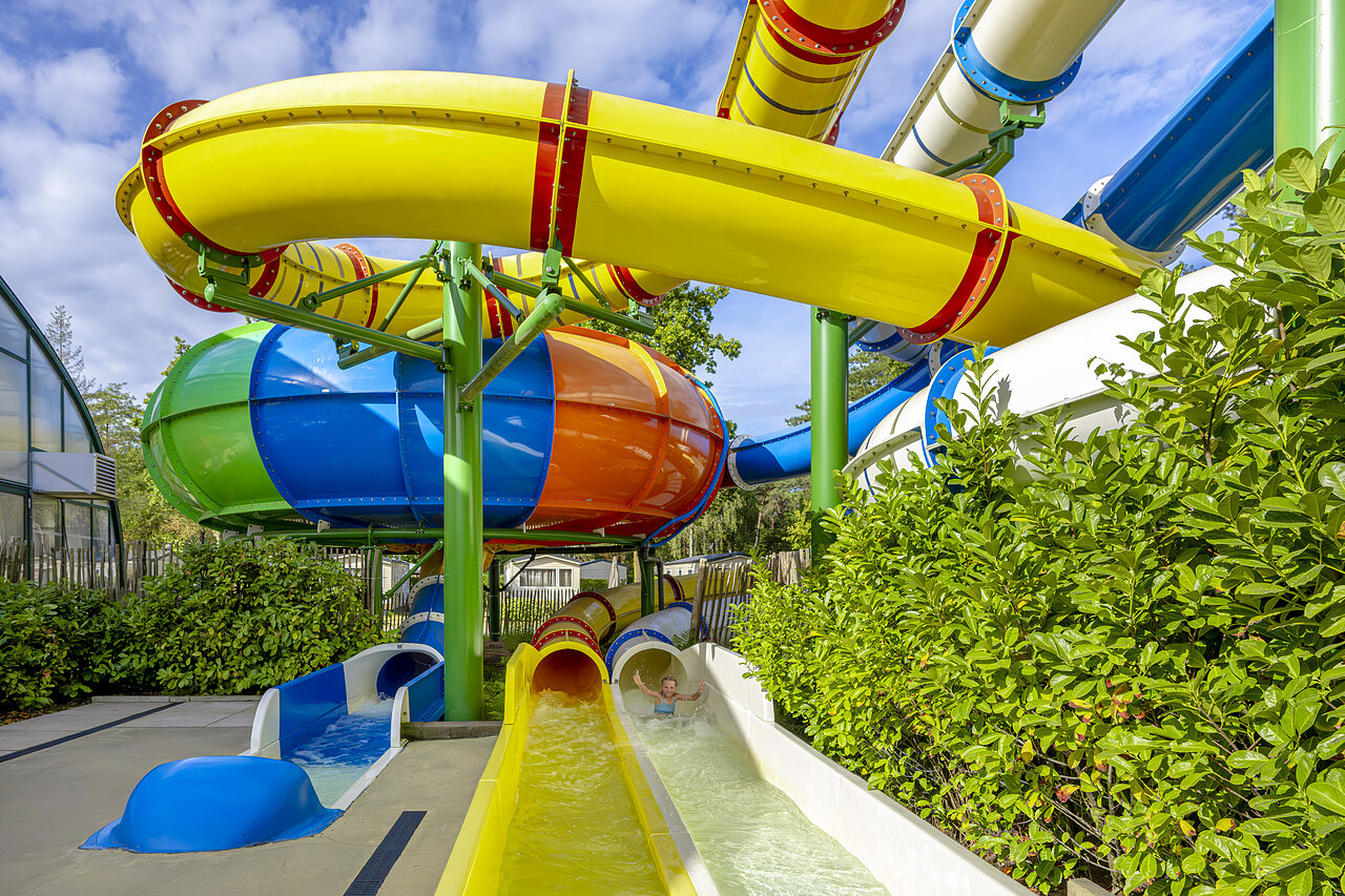 Toboggans aquatiques g�ants et color�s au camping CAPFUN Rakelbos � Westelbeers.