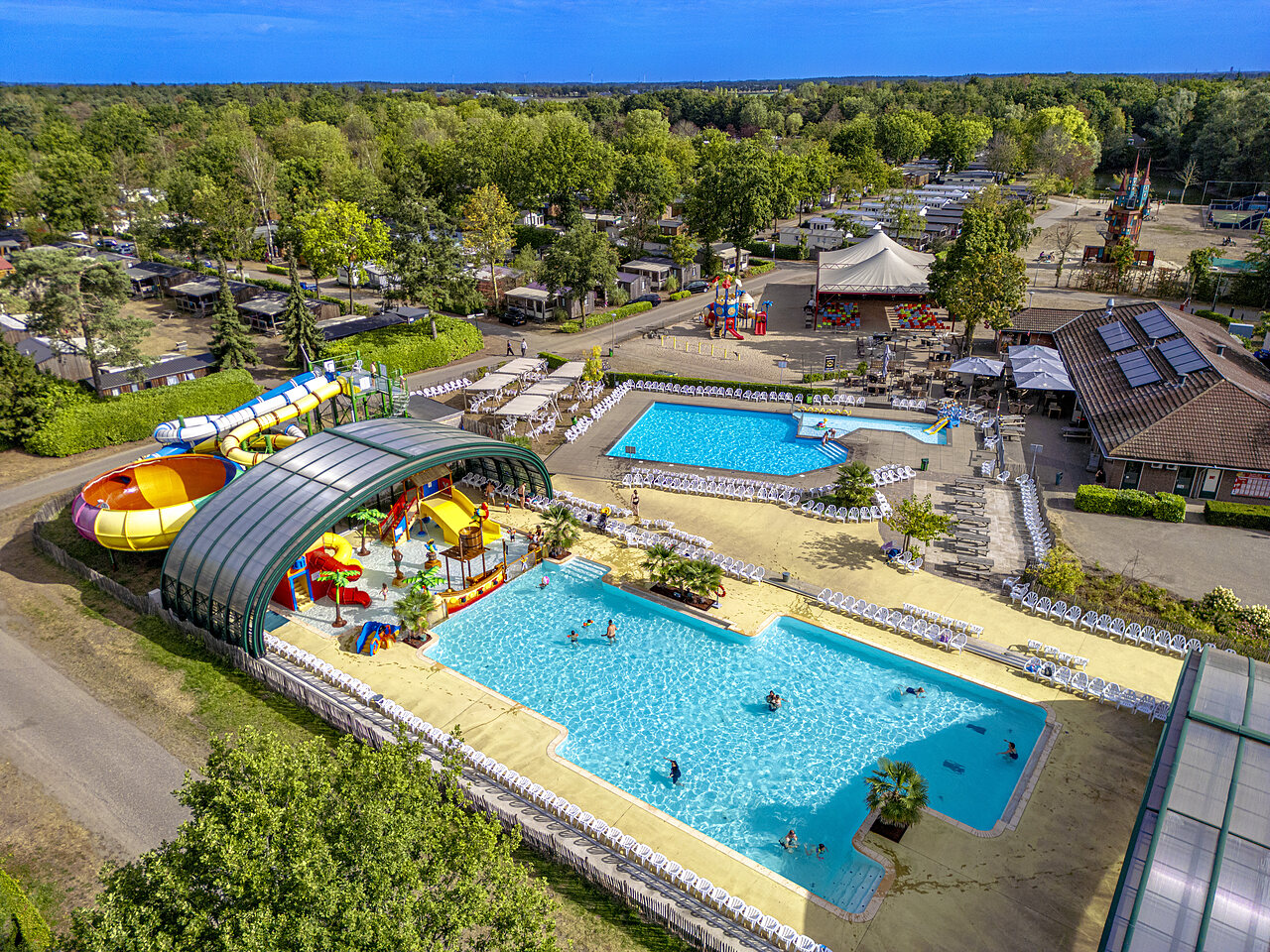 Vue a�rienne du parc aquatique avec toboggans et piscines au camping CAPFUN Rakelbos � Westelbeers.