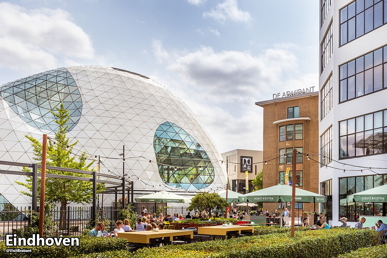 Architecture moderne et terrasses anim�es dans le centre-ville d'Eindhoven, Brabant.