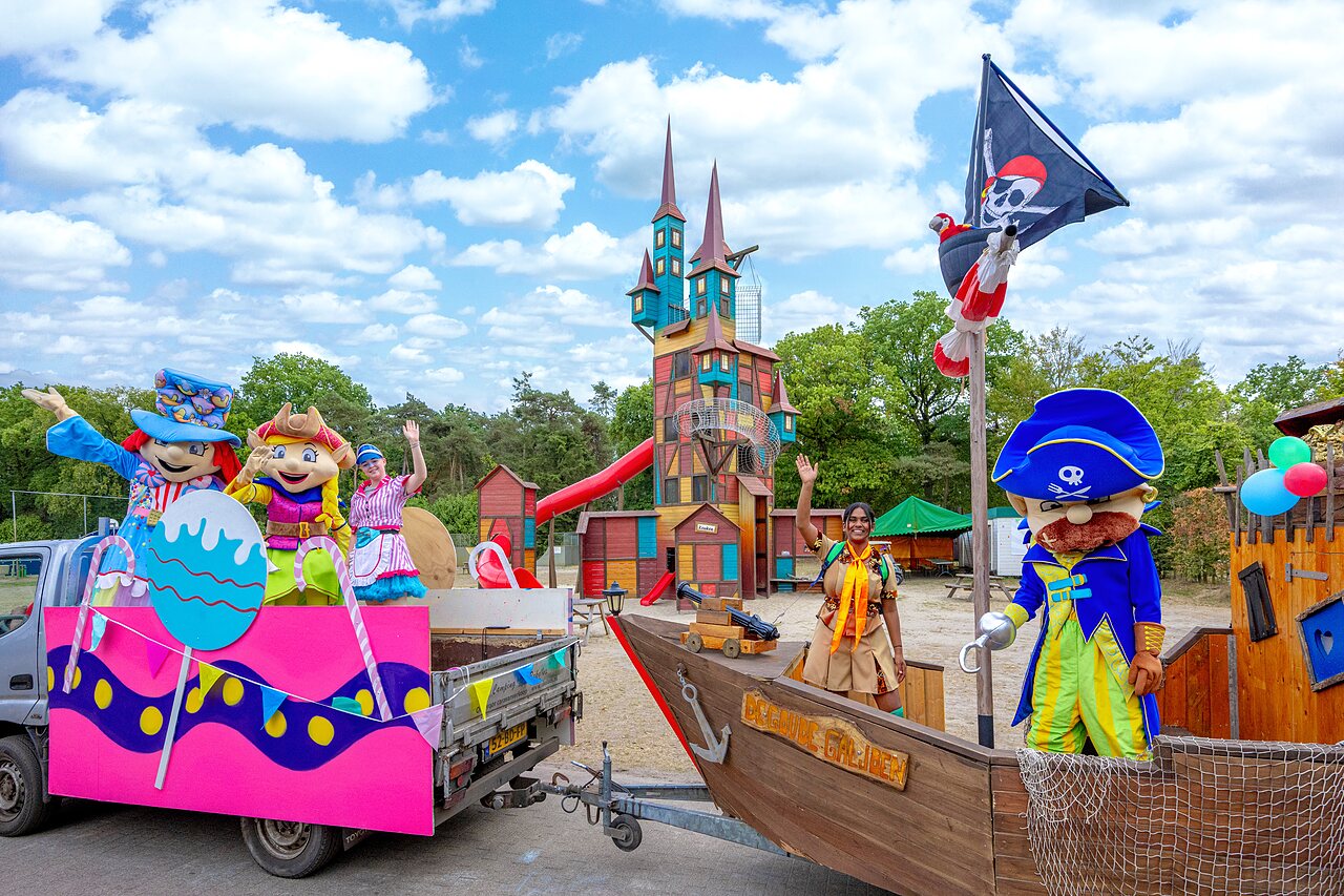 Mascottes et grande structure de jeux avec toboggan au camping CAPFUN Rakelbos � Westelbeers.