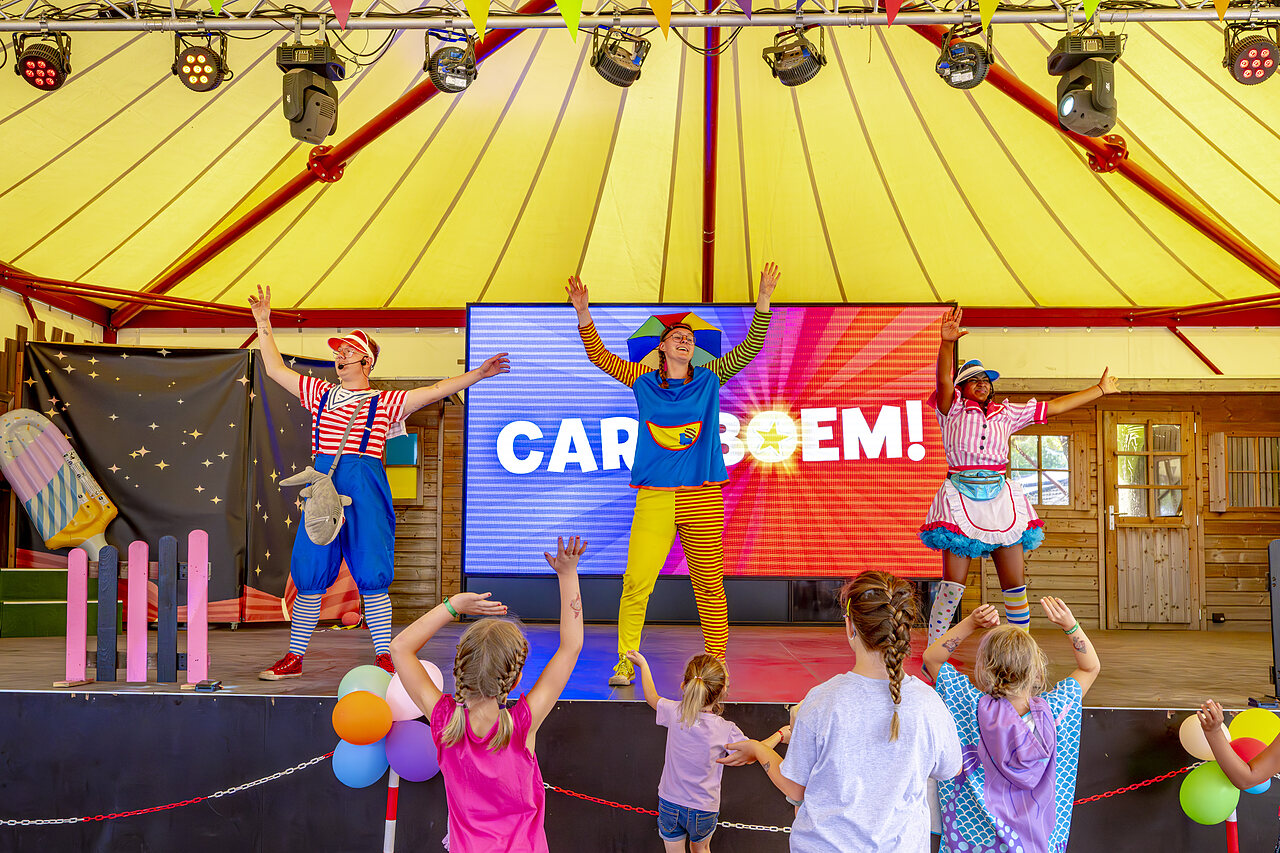 Animateurs en costumes color�s sur sc�ne avec enfants au camping CAPFUN Rakelbos � Westelbeers.