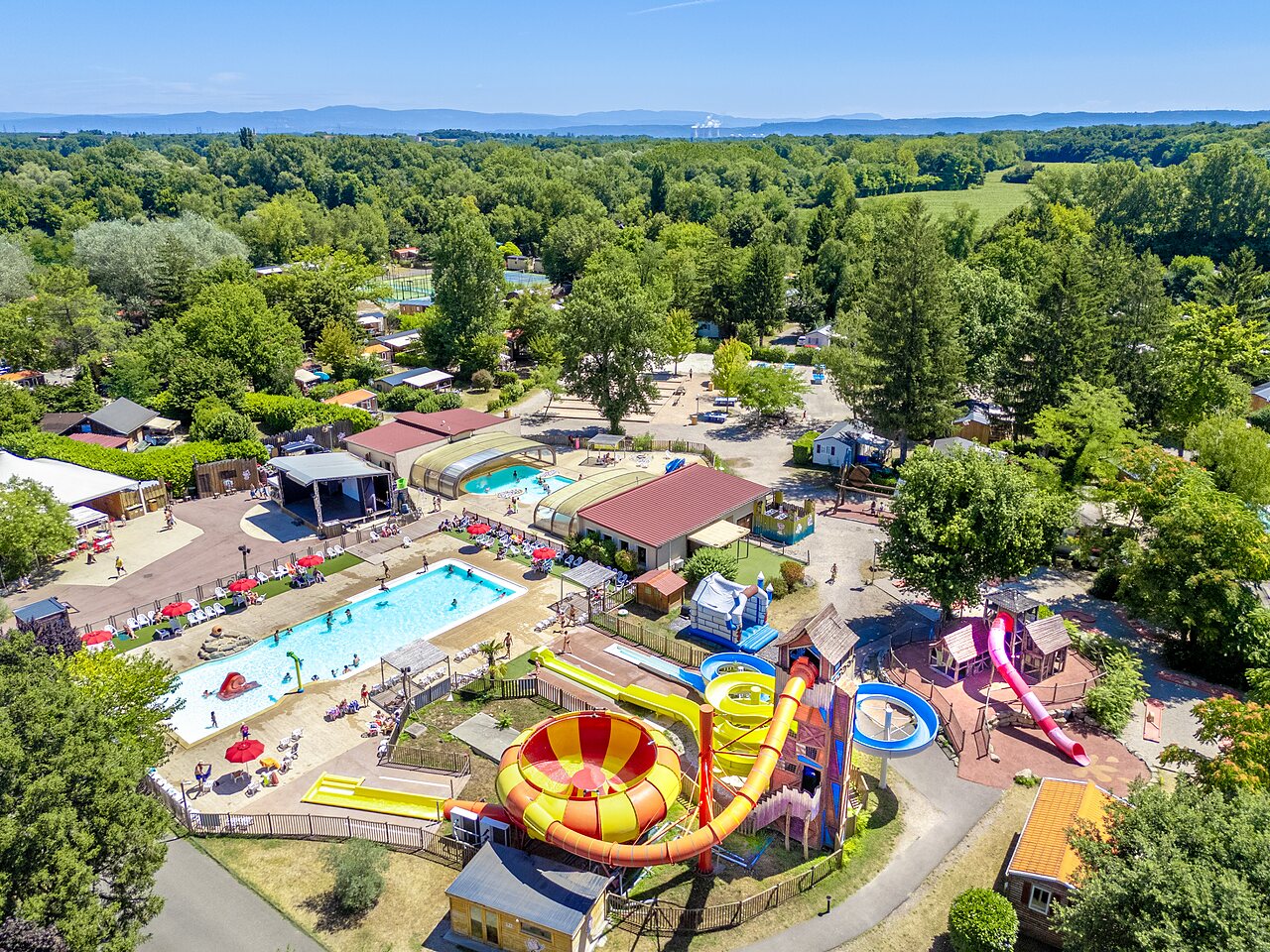 Parc aquatique, toboggans g�ants et piscines au camping CAPFUN R�gni�re � VILLETTE D'ANTHON (38).