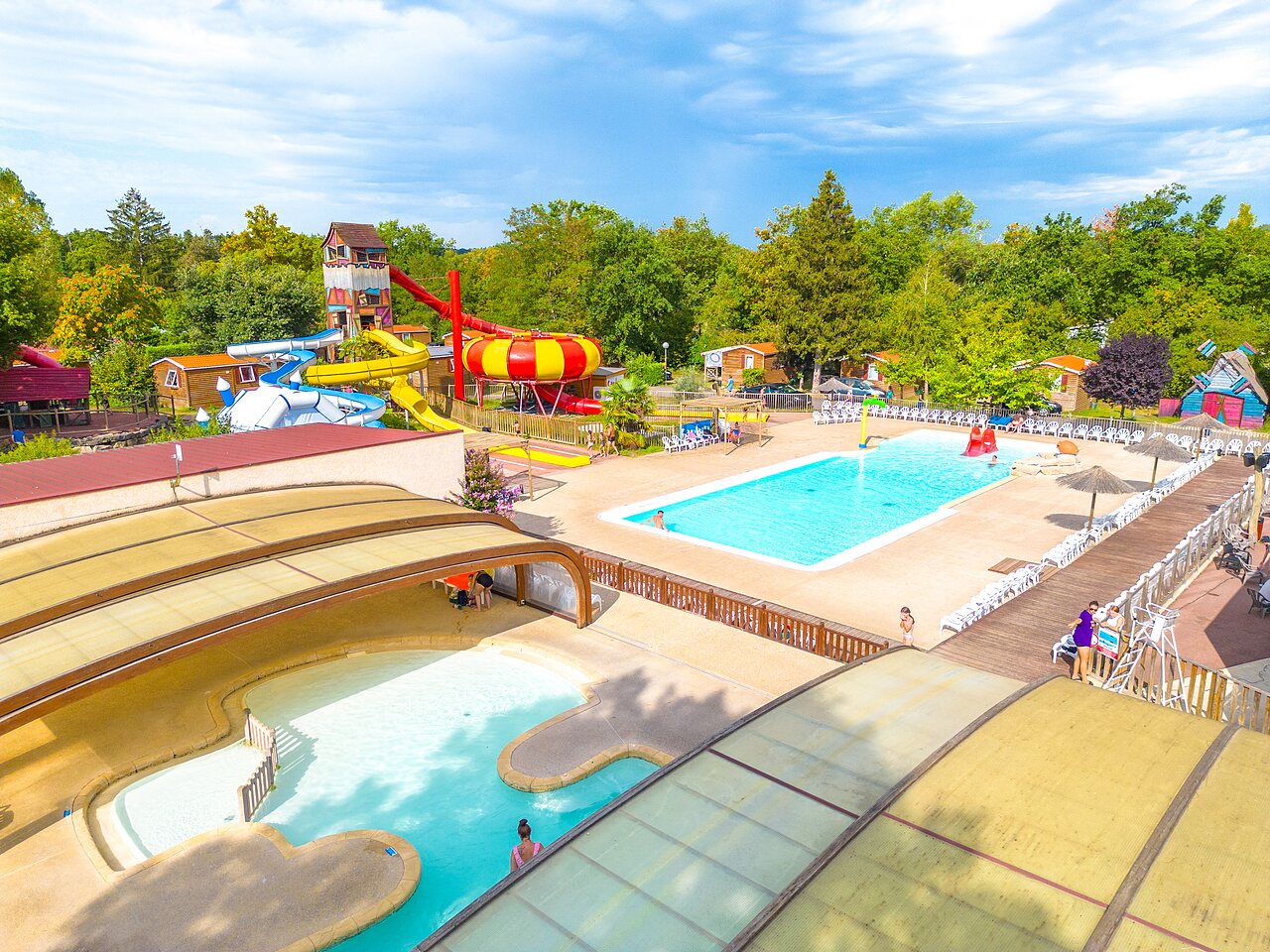 Piscines ext�rieures, toboggans aquatiques g�ants et jeux au camping CAPFUN R�gni�re � VILLETTE D'ANTHON (38).