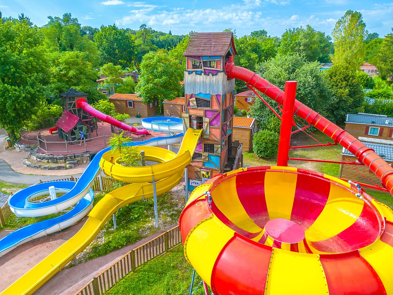 Toboggans aquatiques g�ants, piscine ludique au camping CAPFUN R�gni�re � VILLETTE D'ANTHON (38).