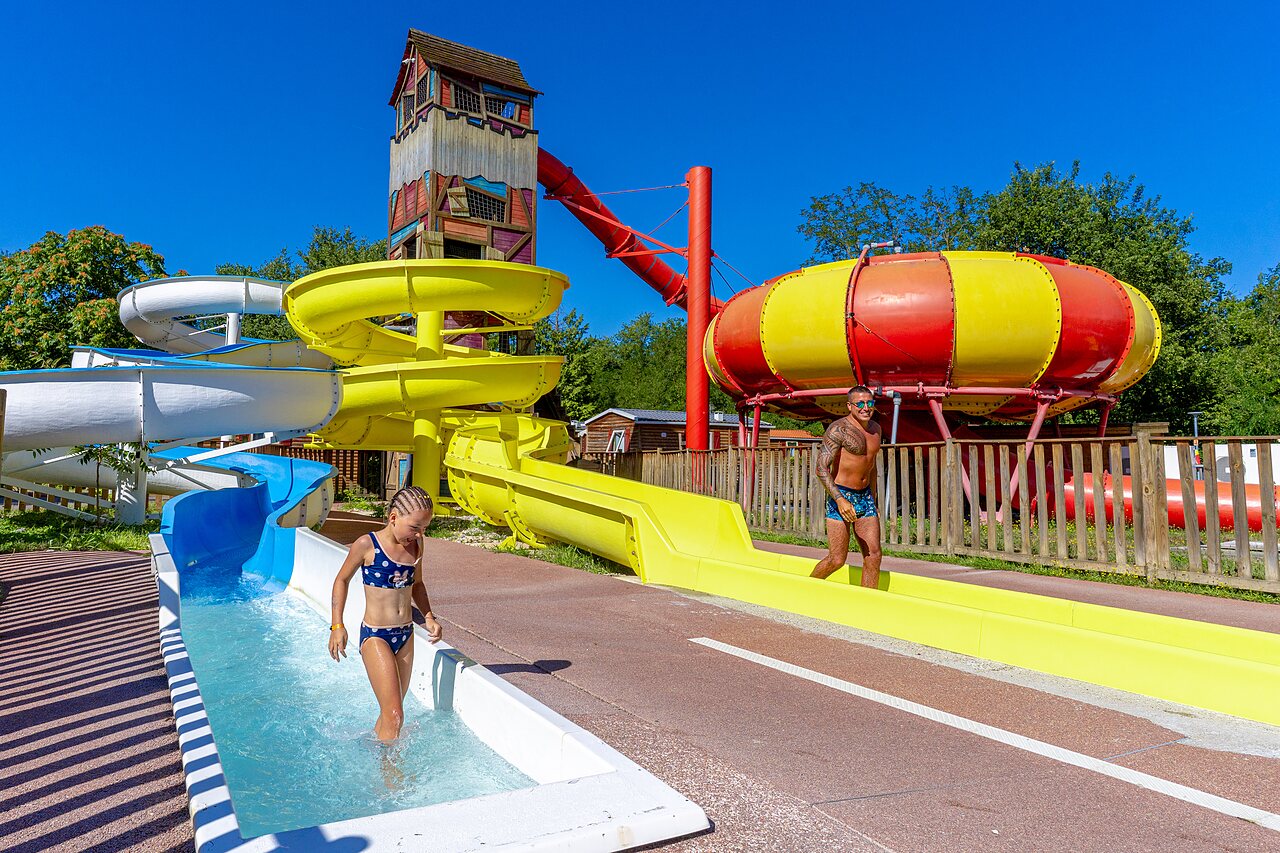 Toboggans aquatiques g�ants et tour th�matique au camping CAPFUN R�gni�re � VILLETTE D'ANTHON (38).
