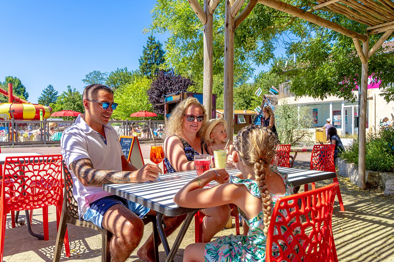 Bar ext�rieur et piscine au camping CAPFUN R�gni�re � VILLETTE D'ANTHON (38).