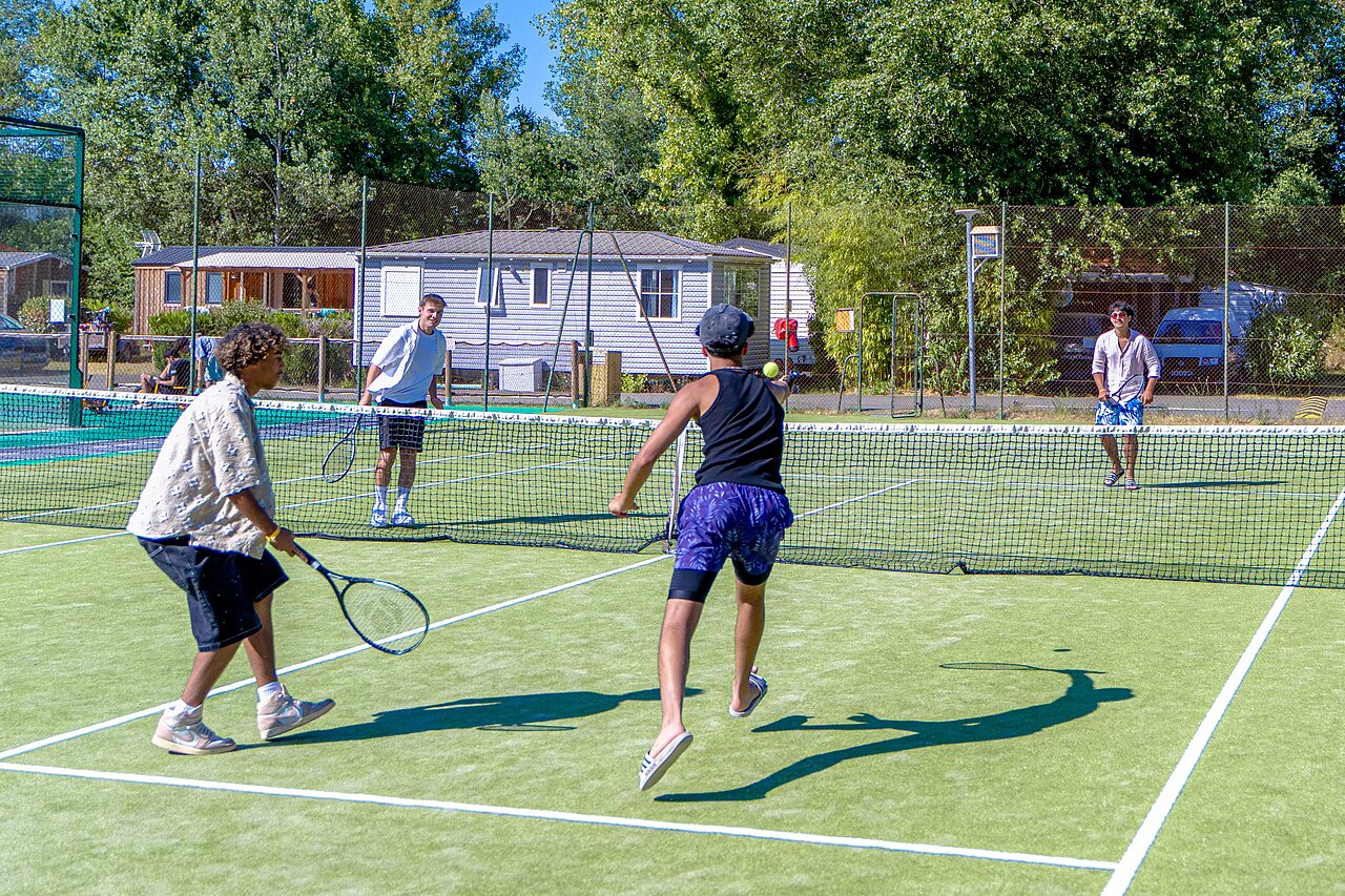 Tennis, Mobil-homes au camping CAPFUN R�gni�re � VILLETTE D'ANTHON (38).