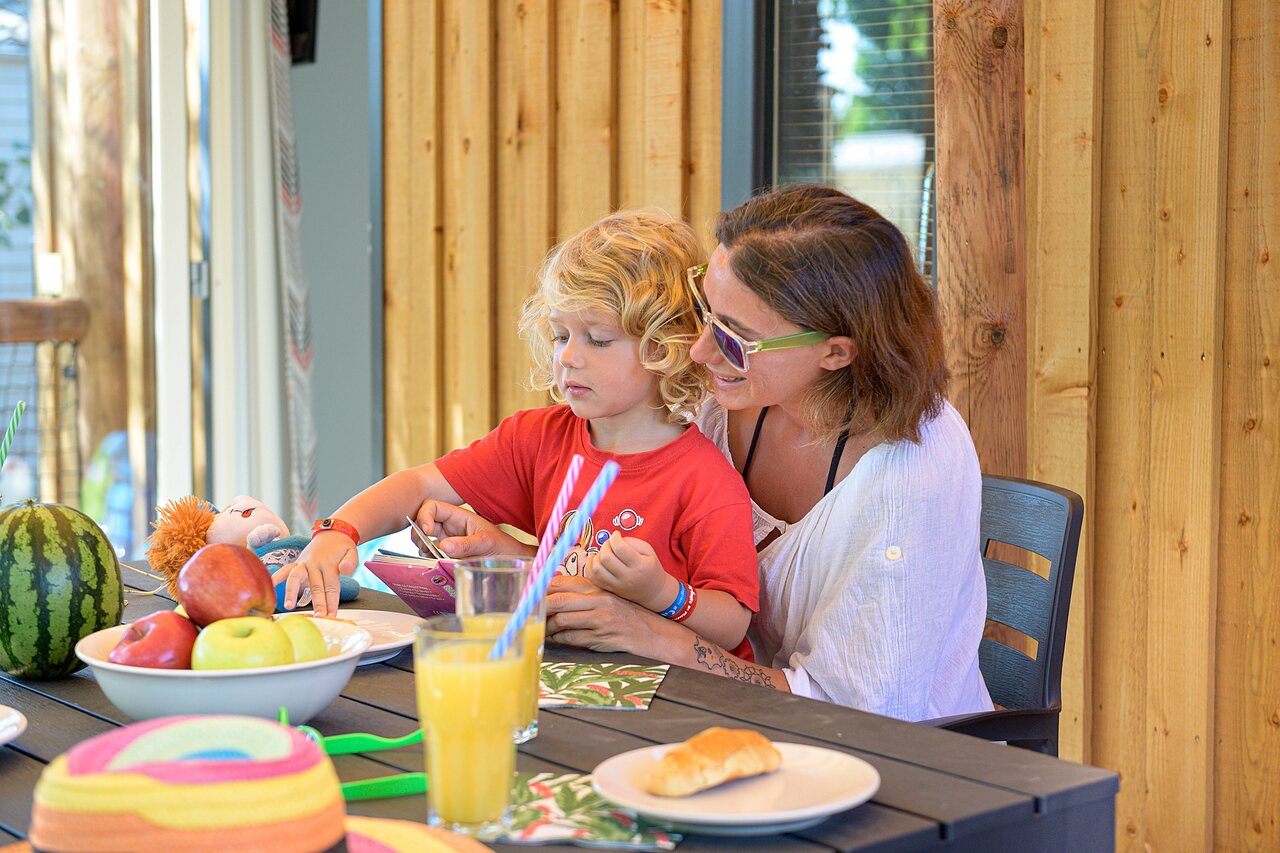 M�re enfant Mobil-home au camping CAPFUN R�gni�re � VILLETTE D'ANTHON (38).