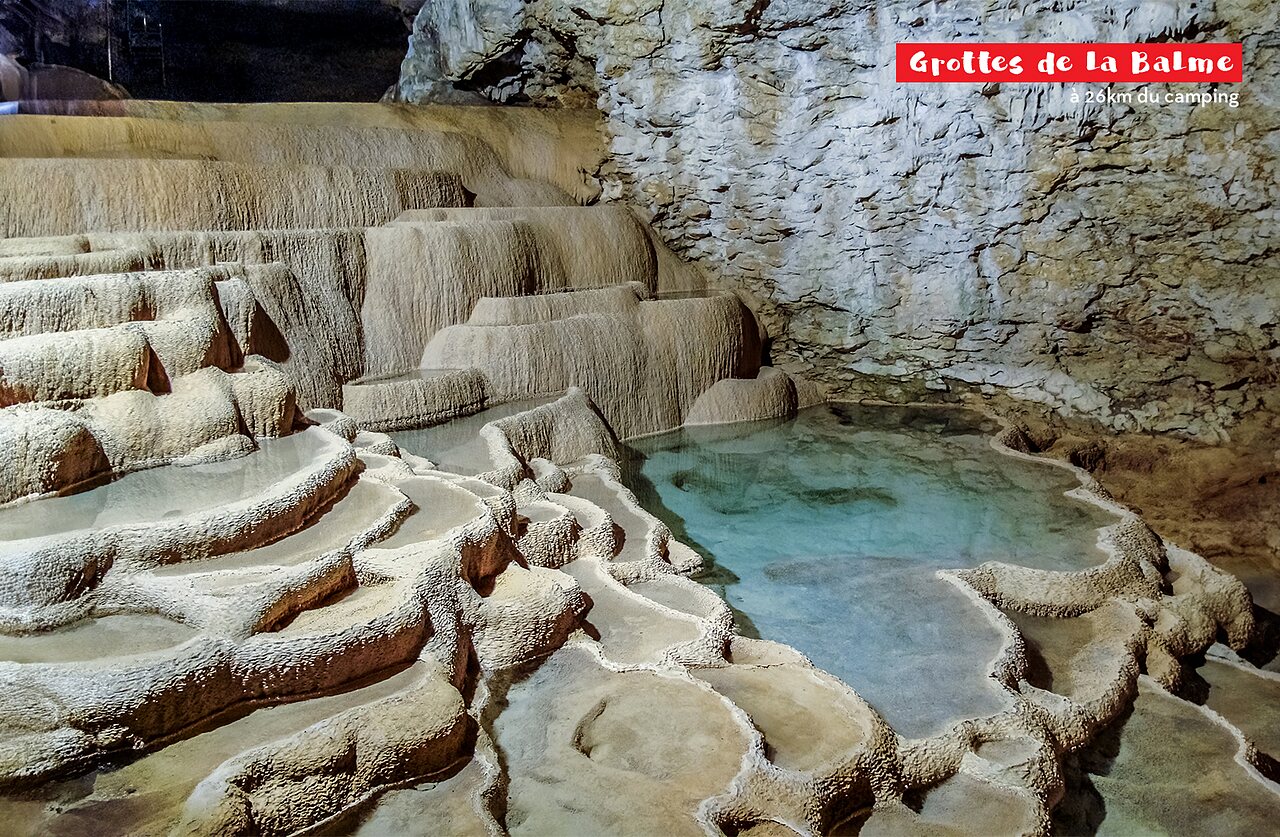 Grottes de la Balme, formations rocheuses et bassins d'eau turquoise � visiter.