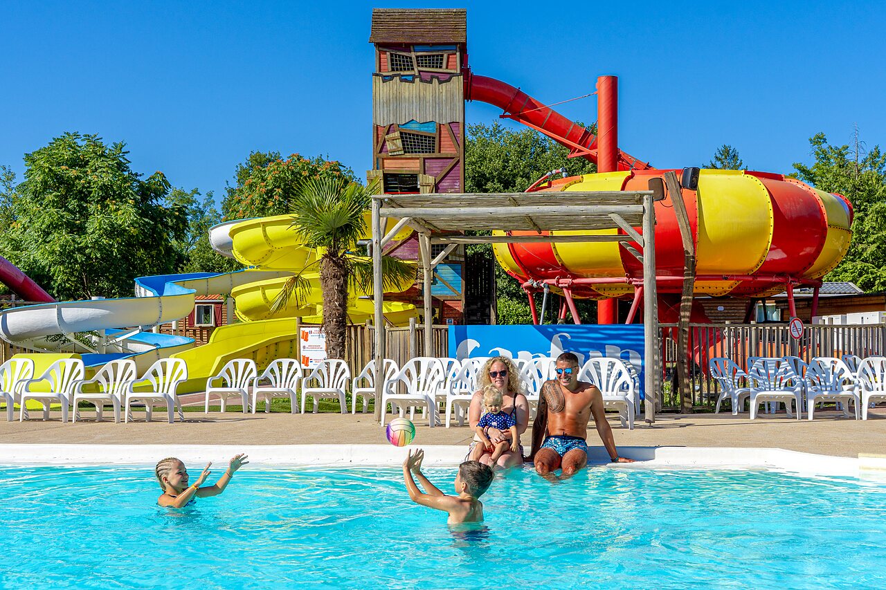 Toboggans aquatiques color�s et piscine familiale au camping CAPFUN R�gni�re � VILLETTE D'ANTHON (38).