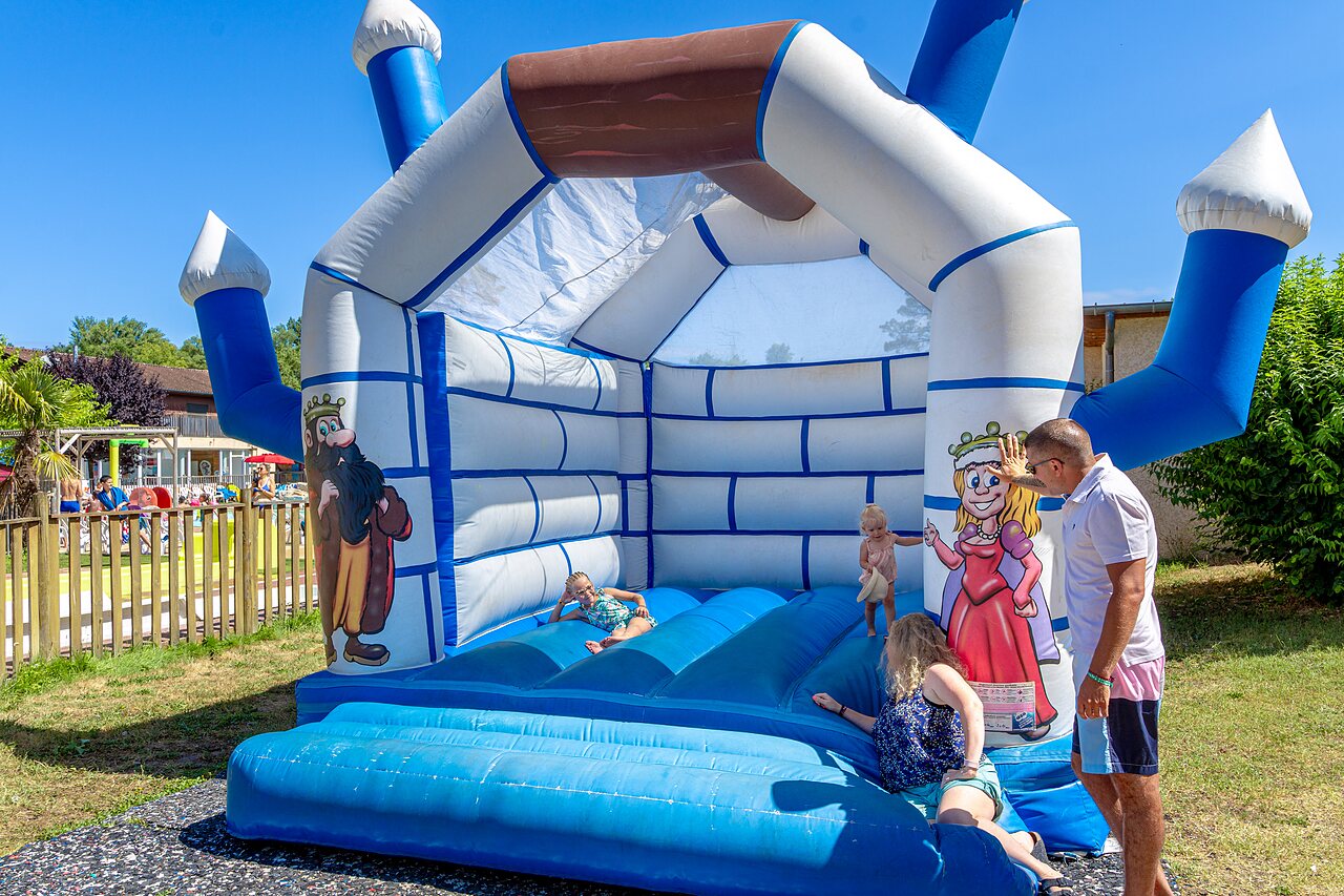 Ch�teau gonflable avec enfants jouant au camping CAPFUN R�gni�re � VILLETTE D'ANTHON (38).