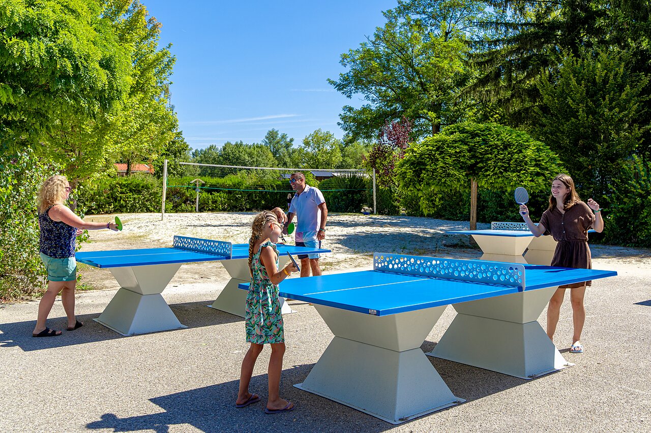 Tennis de table en famille au camping CAPFUN R�gni�re � VILLETTE D'ANTHON (38).