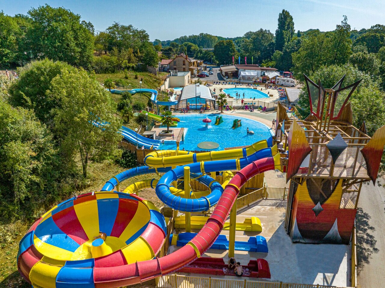 Parc aquatique avec toboggans g�ants et piscines au camping CAPFUN La Rivi�re � Valence-en-Poitou (86).