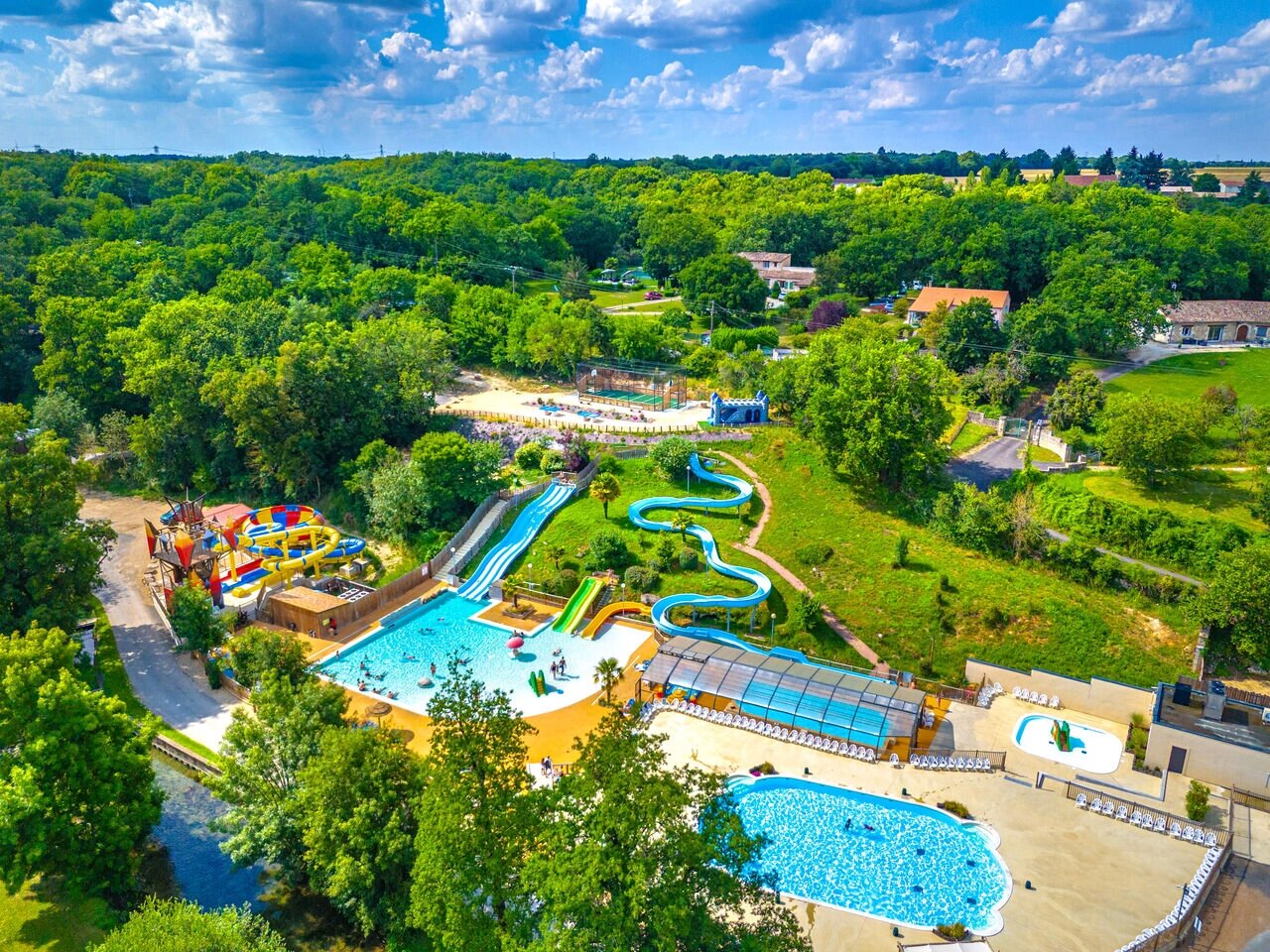 Parc aquatique, toboggans et piscines au camping CAPFUN La Rivi�re � Valence-en-Poitou (86).