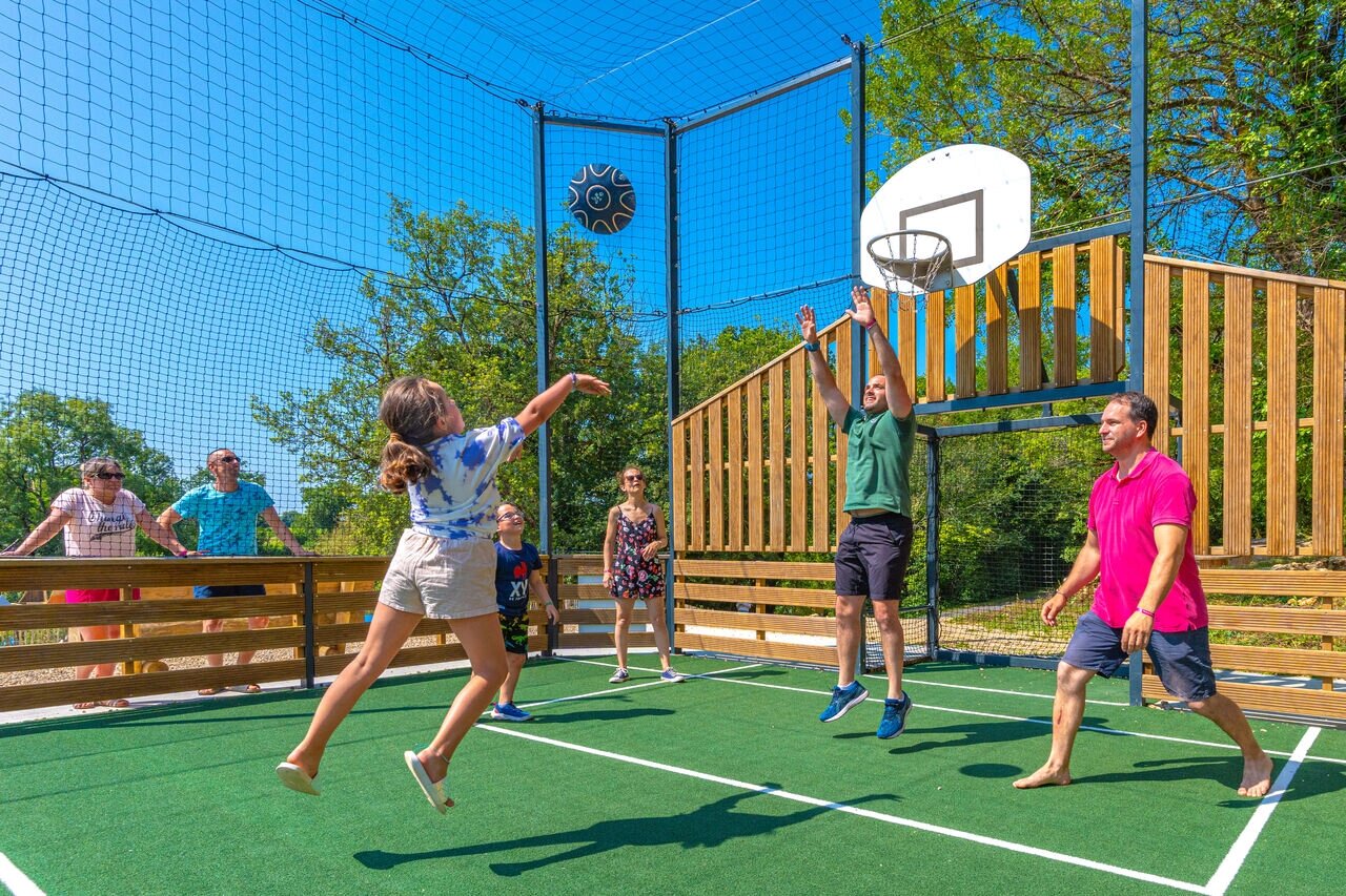 Terrain multisport volleyball basketball famille au camping CAPFUN La Rivi�re � Valence-en-Poitou.