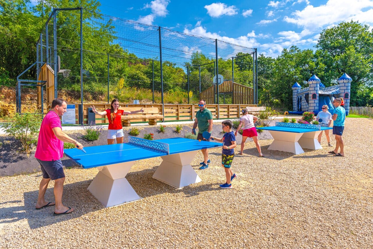 Familles jouant au tennis de table, terrain multisport, ch�teau gonflable au camping CAPFUN La Rivi�re � Valence-en-Poitou (86).