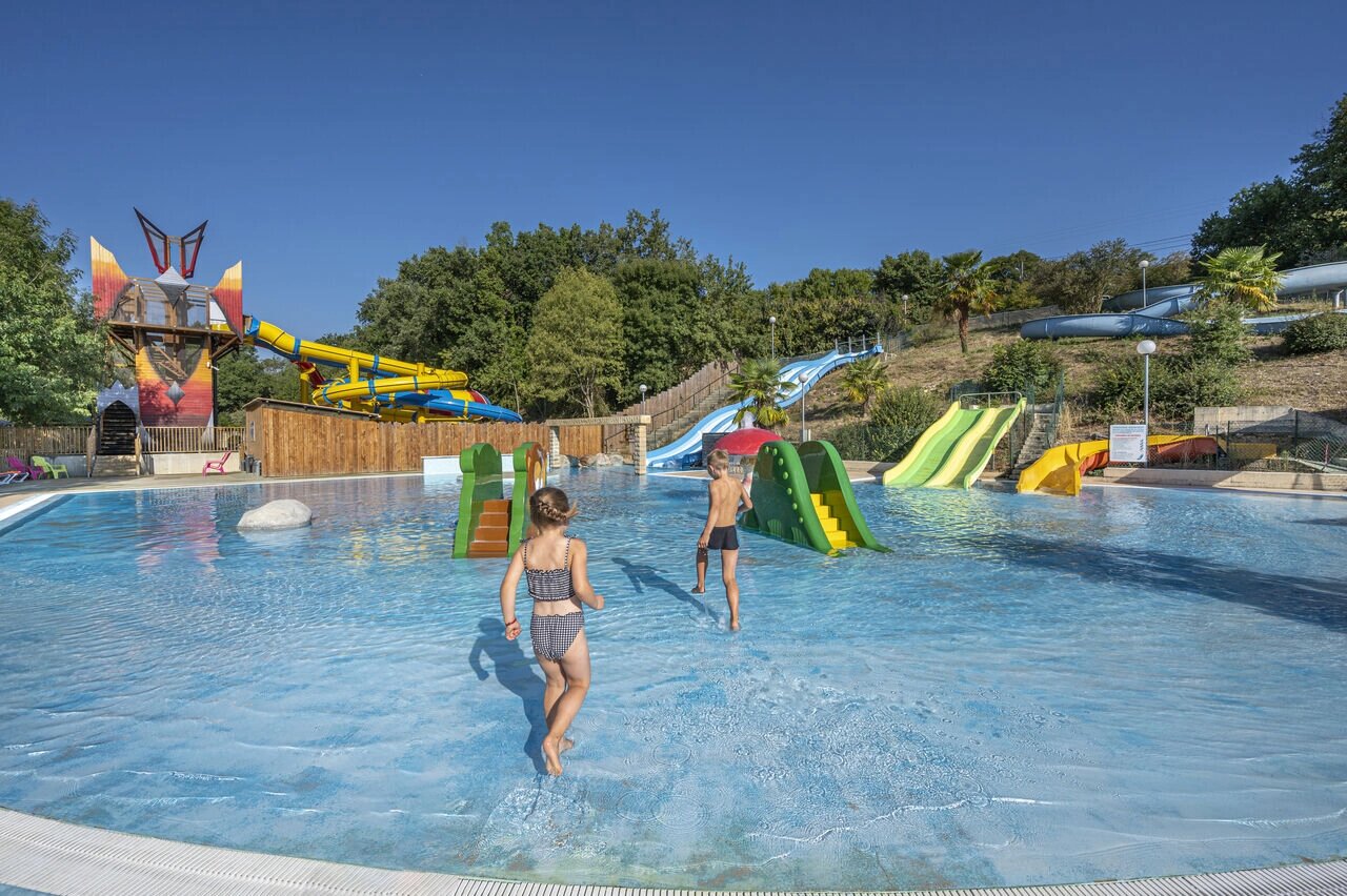 Parc aquatique, toboggans au camping CAPFUN La Rivi�re � Valence-en-Poitou (86).