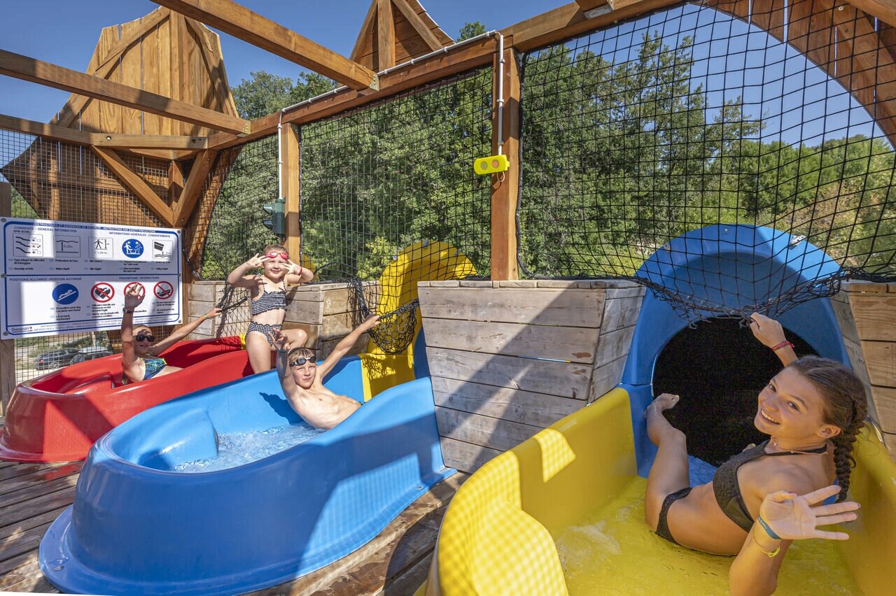 Enfants s'amusant sur les toboggans aquatiques color�s au camping CAPFUN La Rivi�re � Valence-en-Poitou (86).