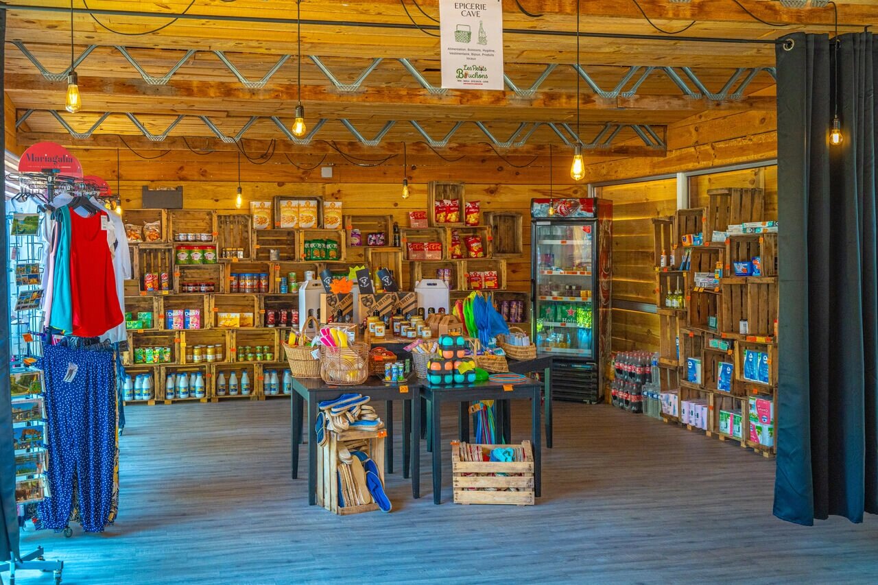 �picerie du camping au camping CAPFUN La Rivi�re � Valence-en-Poitou (86).