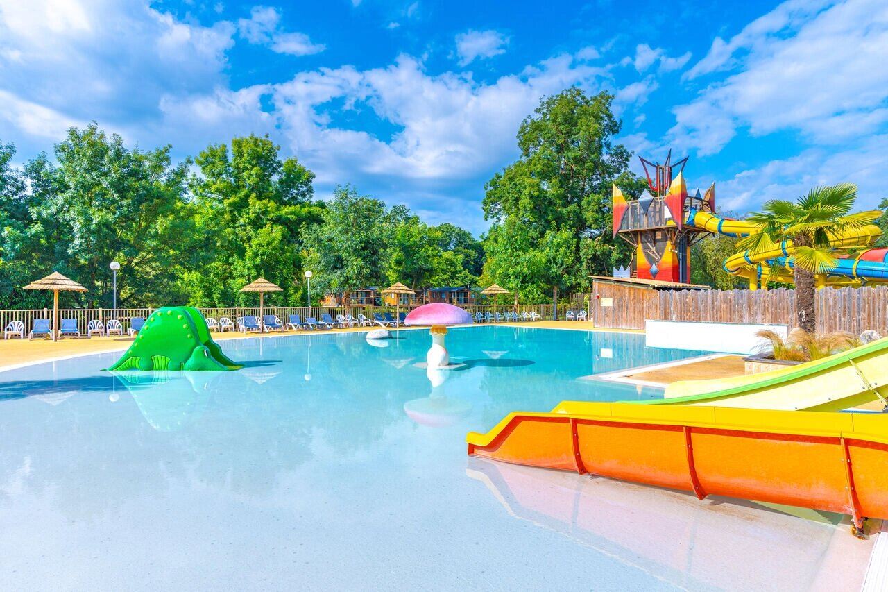 Piscine, toboggans et jeux aquatiques au camping CAPFUN La Rivi�re � Valence-en-Poitou.