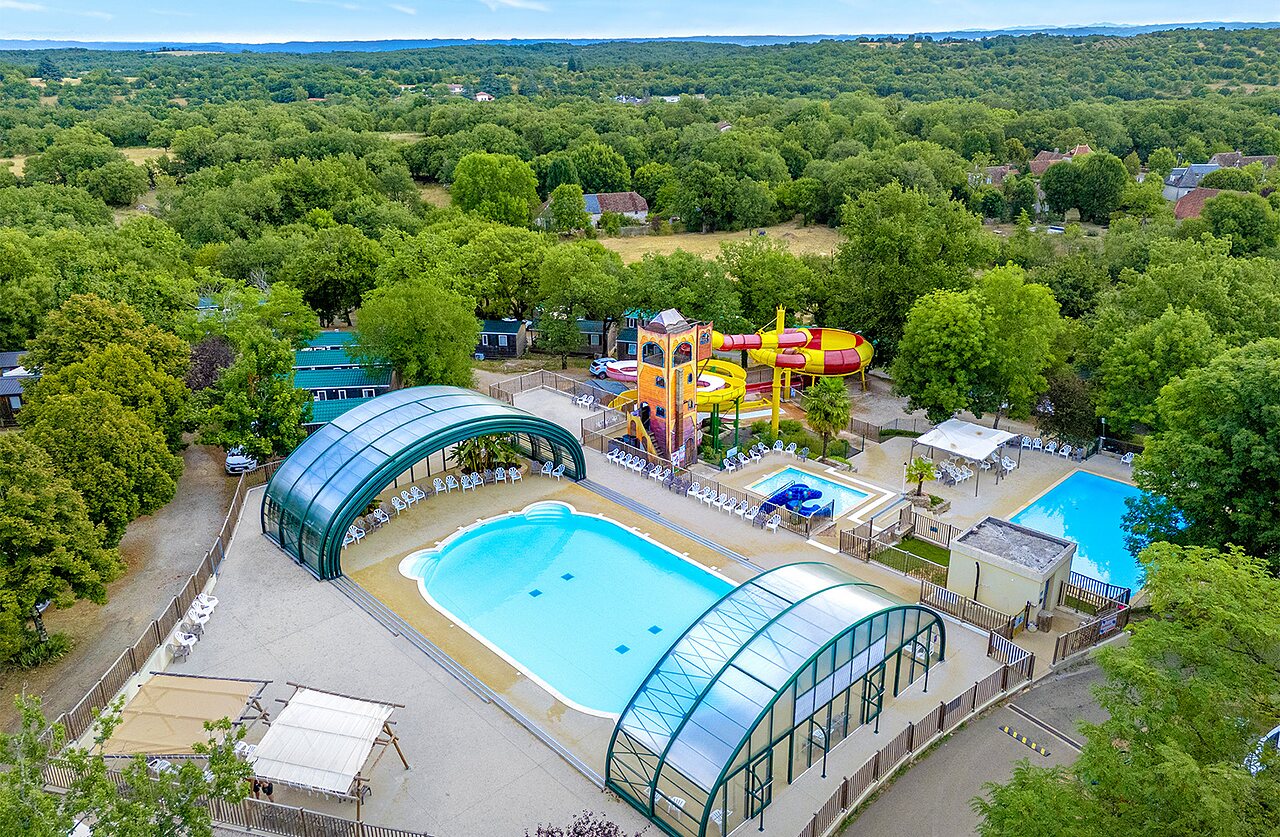 Piscines couvertes et ext�rieures, toboggans aquatiques g�ants au camping CAPFUN Roca d'Amour � PADIRAC (46).