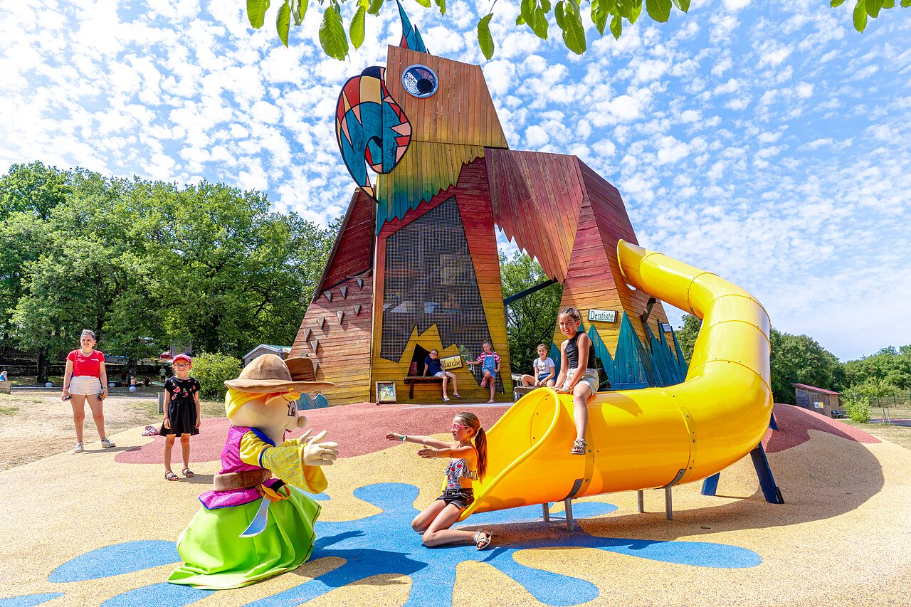 Aire de jeux, toboggan, enfants, mascotte au camping CAPFUN Roca d'Amour, PADIRAC (46).