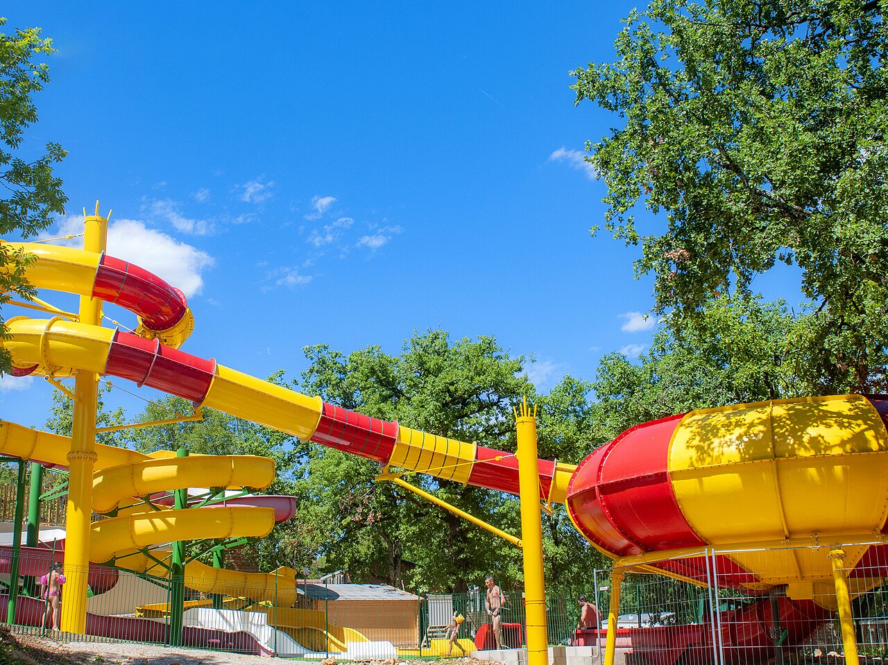 Toboggans aquatiques g�ants et piscine au camping CAPFUN Roca d'Amour � PADIRAC (46).