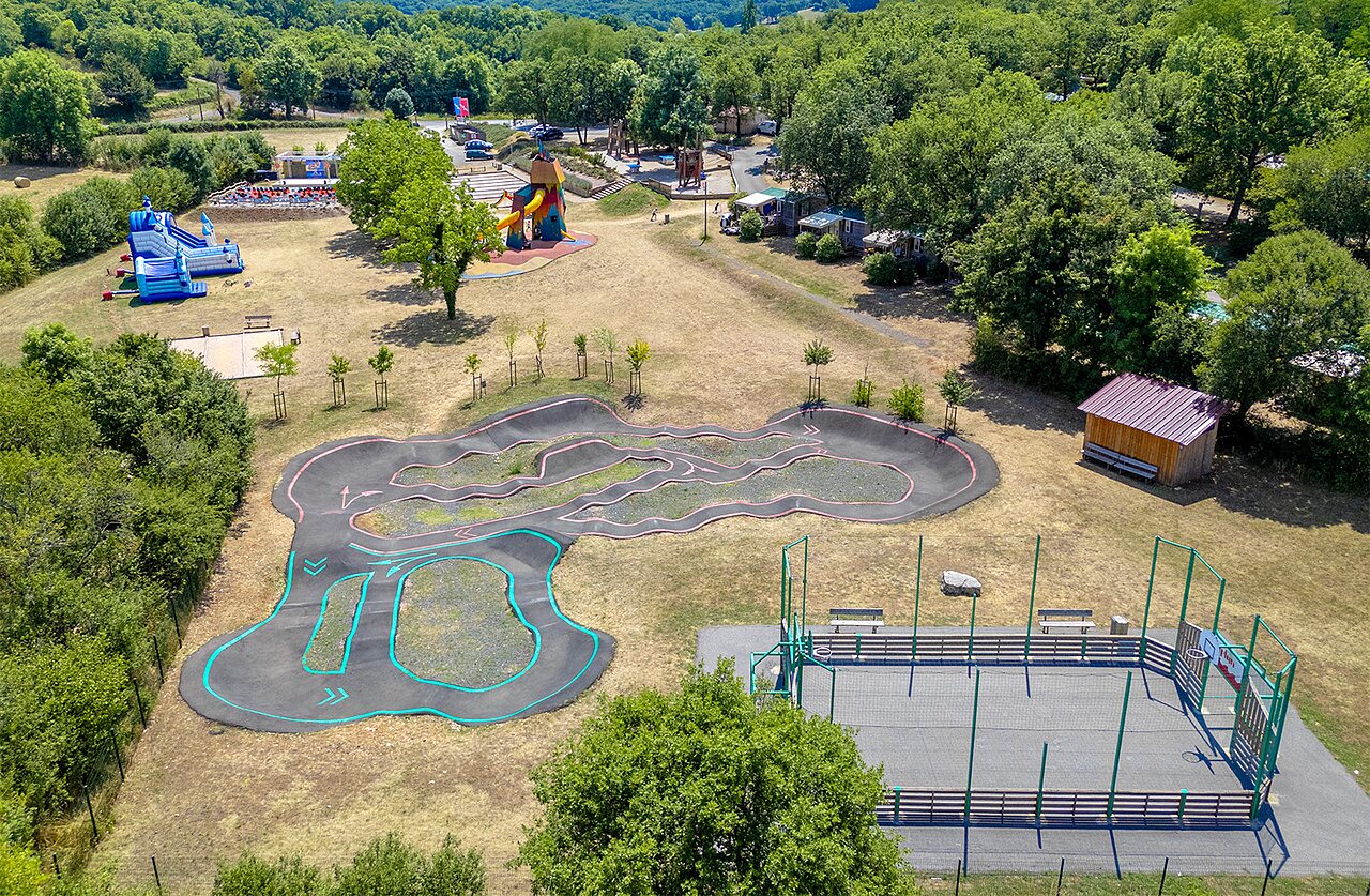 Pump track, terrain multisport et jeux gonflables au camping CAPFUN Roca d'Amour � PADIRAC (46).