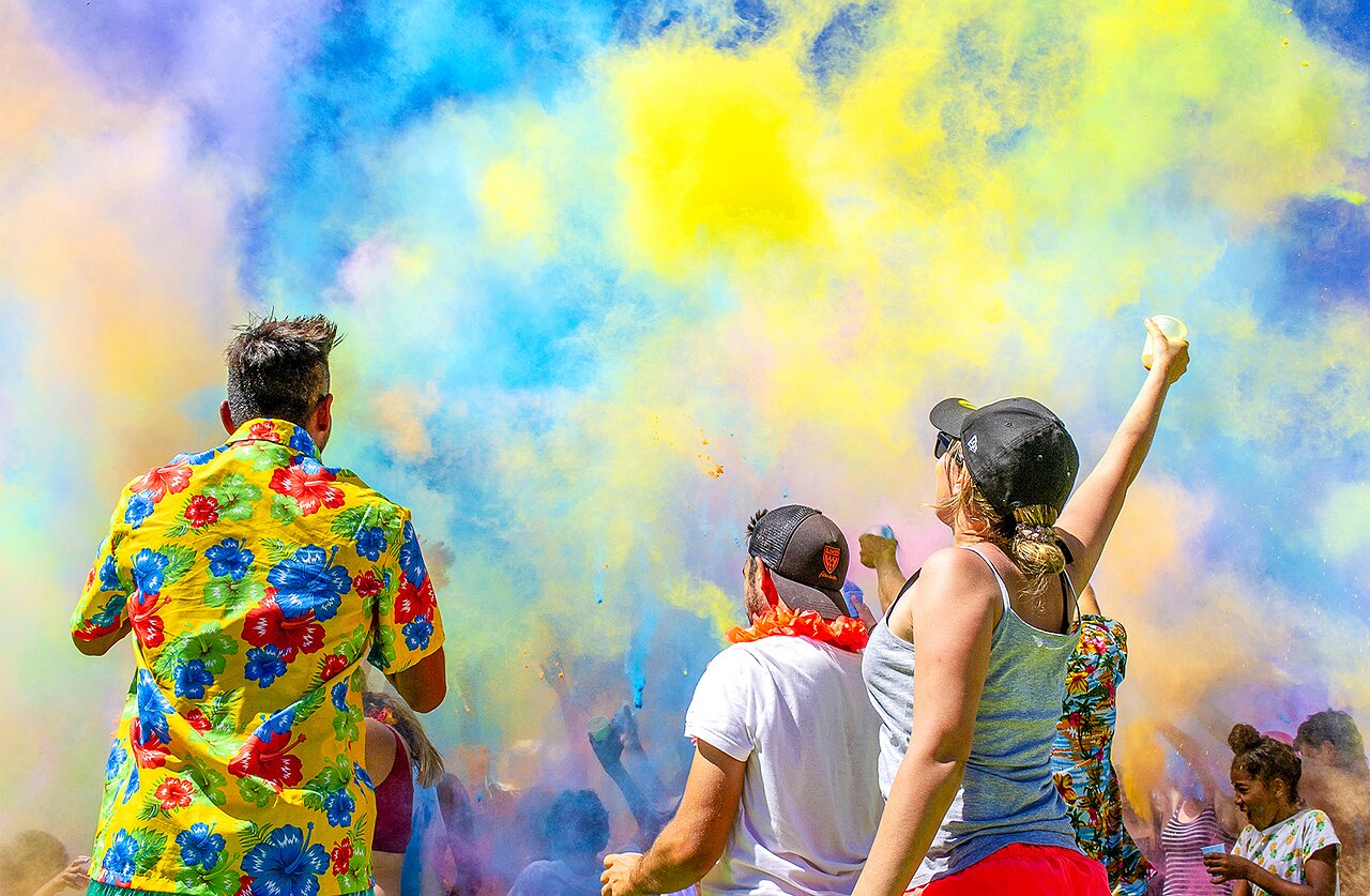 Festival de couleurs, poudre lanc�e au camping CAPFUN Roca d'Amour � PADIRAC (46).