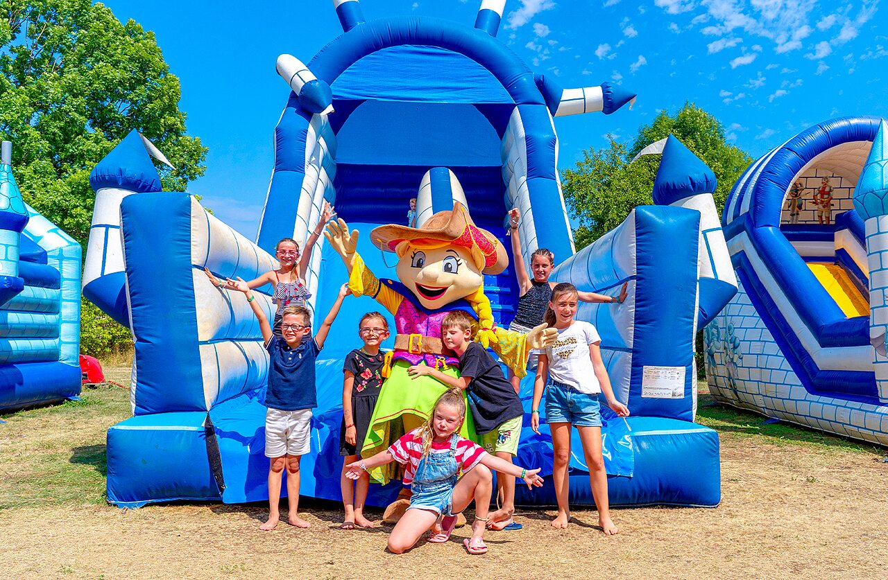 Structures gonflables et mascotte pour enfants au camping CAPFUN Roca d'Amour � PADIRAC (46).