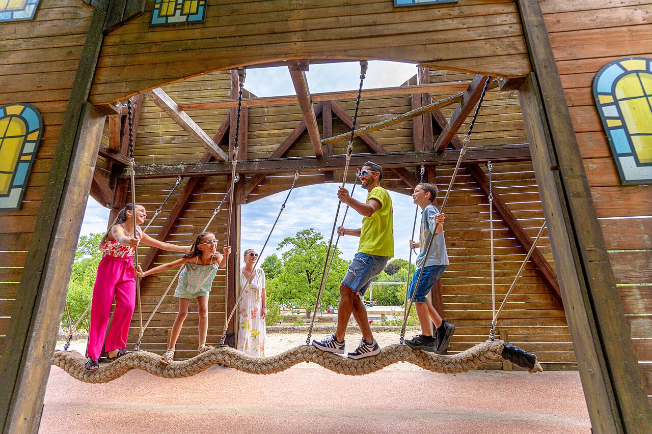 Pont de corde, aire de jeux, famille au camping CAPFUN Roca d'Amour � PADIRAC.