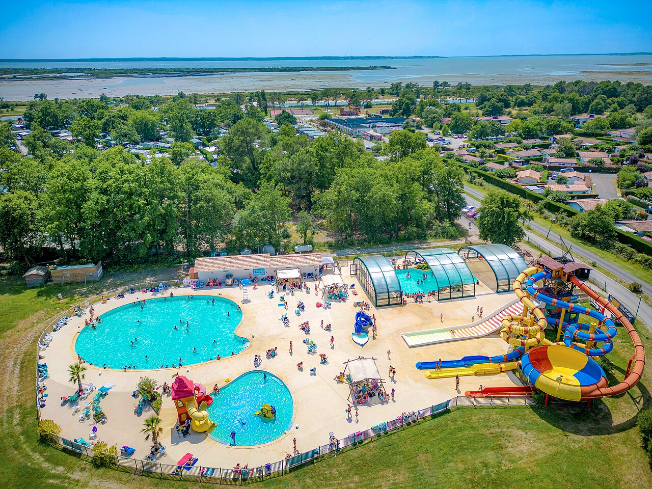 Grand parc aquatique avec toboggans, piscines ext�rieures et couverte, au camping CAPFUN Roumingue � LANTON (33).
