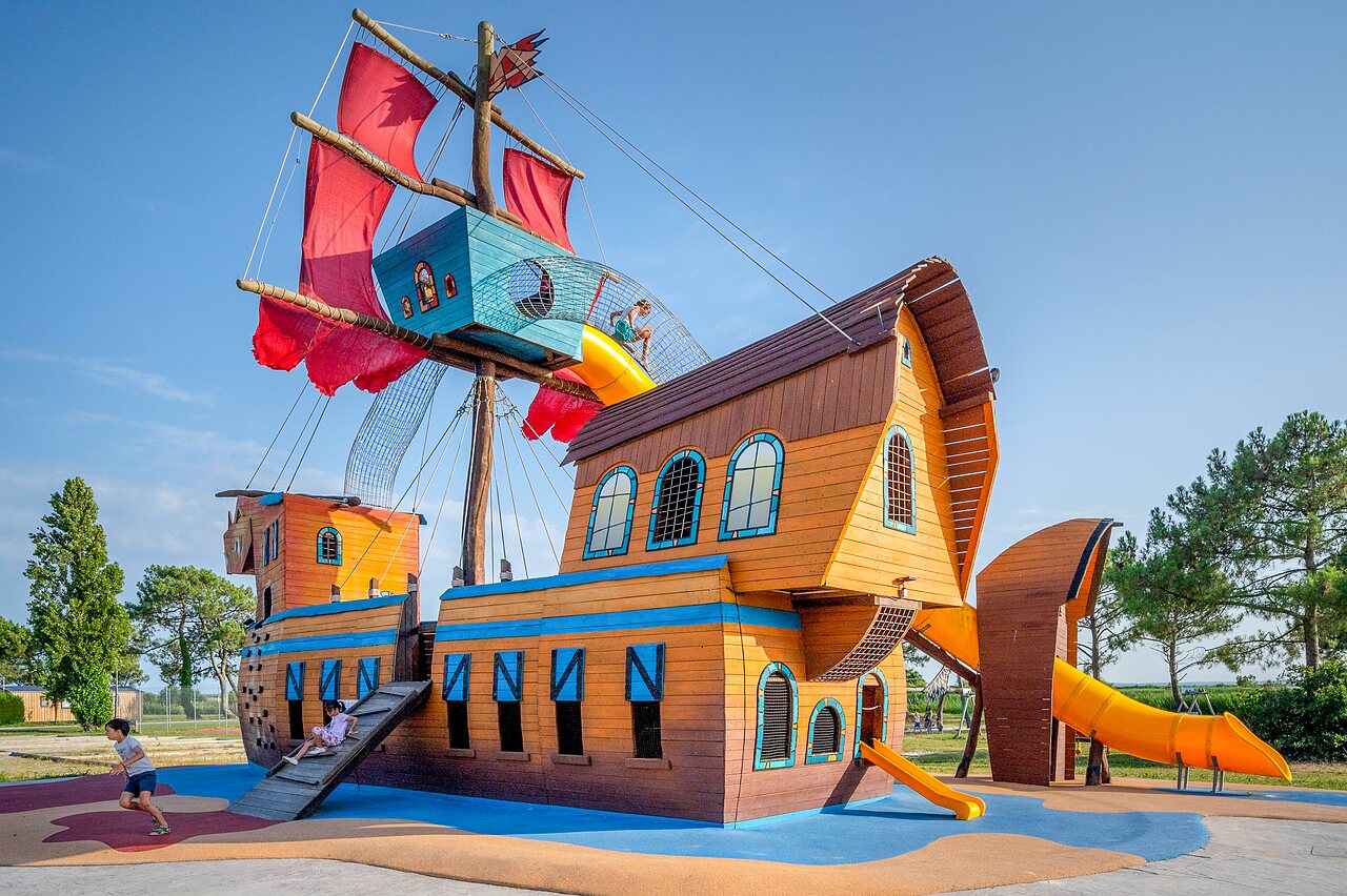 Aire de jeux bateau pirate, toboggans, enfants au CAPFUN Roumingue � LANTON (33).