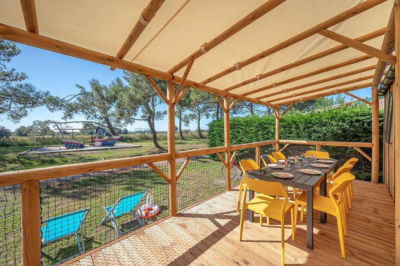 Terrasse Mobil-home, table, chaises, jeux au camping CAPFUN Roumingue � LANTON (33).