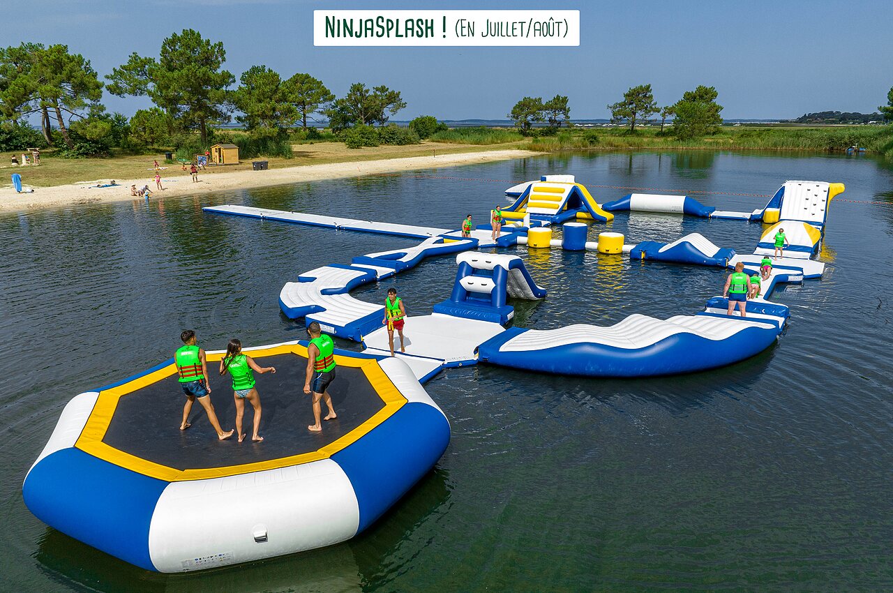 Parc aquatique gonflable NinjaSplash, jeux aquatiques, camping CAPFUN Roumingue � LANTON (33).