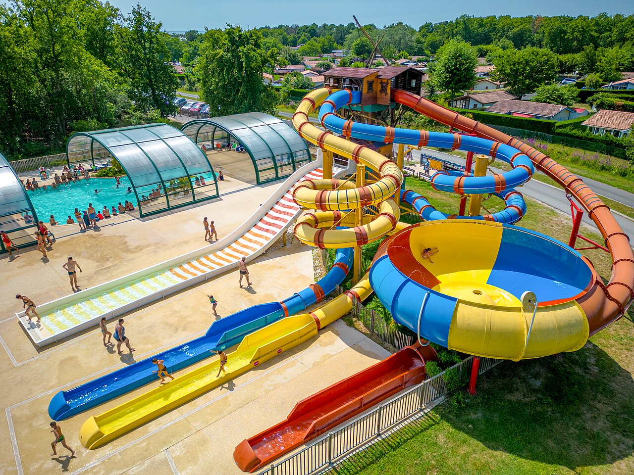 Grand parc aquatique avec toboggans et piscine couverte au camping CAPFUN Roumingue � LANTON (33).