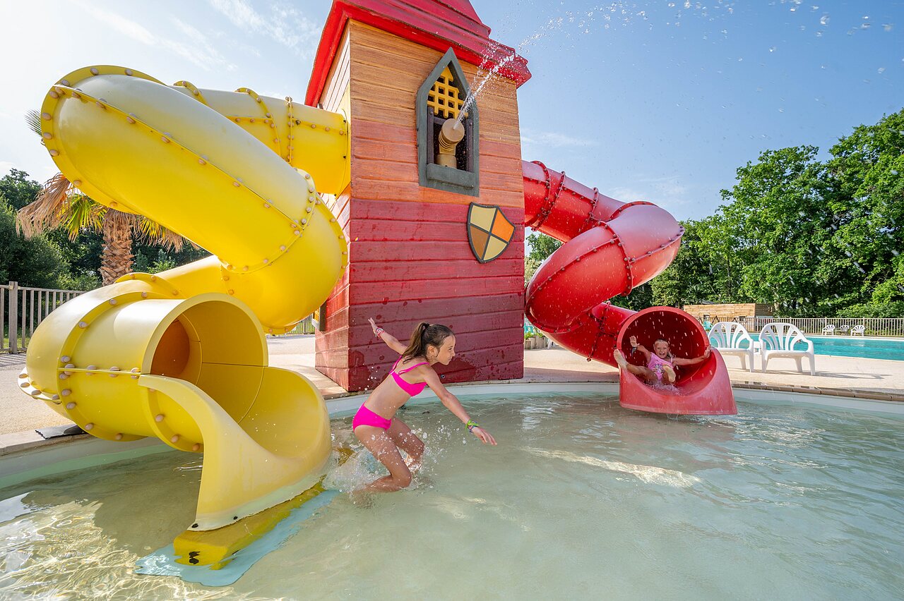 Toboggans aquatiques et enfants jouant dans la piscine au camping CAPFUN Roumingue � LANTON (33).