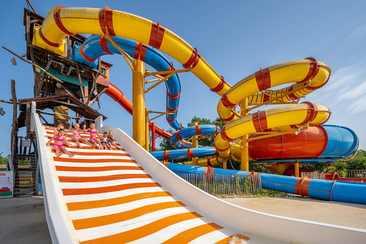 Toboggans aquatiques g�ants et enfants joyeux au camping CAPFUN Roumingue � LANTON (33).