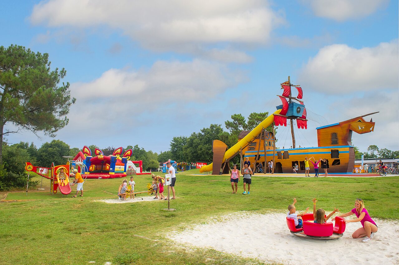 Grande aire de jeux avec bateau pirate et toboggan au camping CAPFUN Roumingue � LANTON (33).