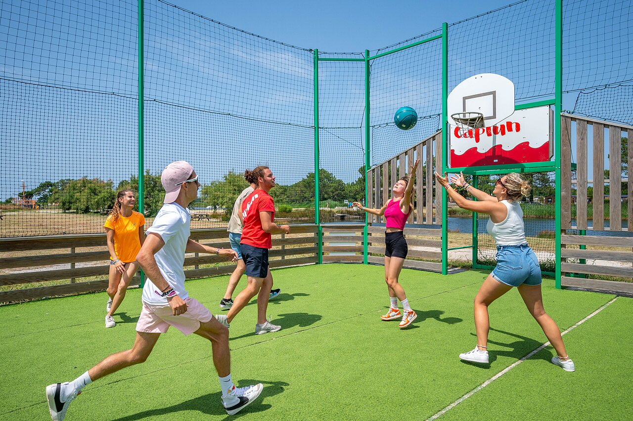 Basketball, terrain multisport au camping CAPFUN Roumingue � LANTON (33).