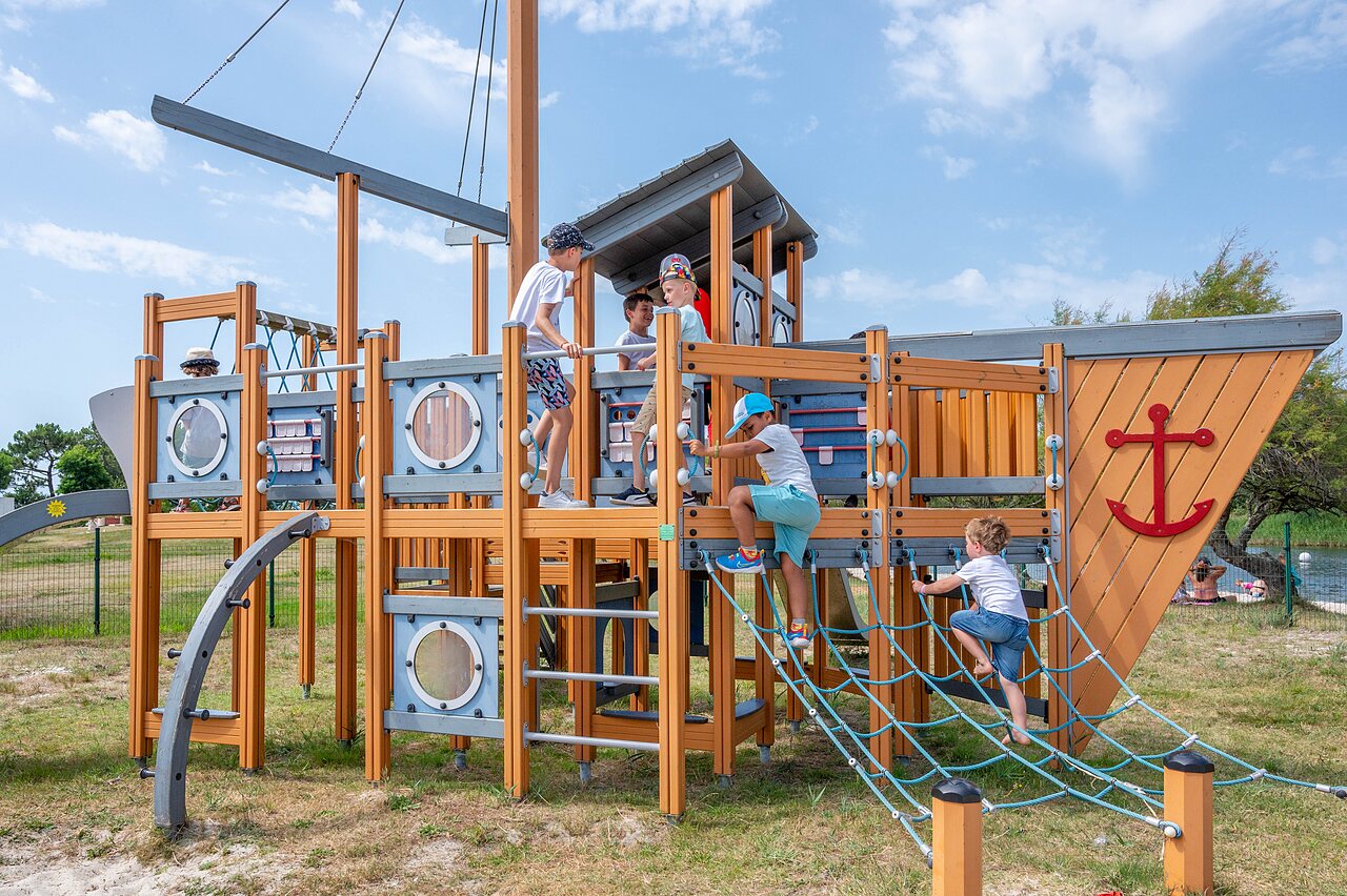 Aire de jeux bateau, enfants grimpant, au camping CAPFUN Roumingue � LANTON (33).