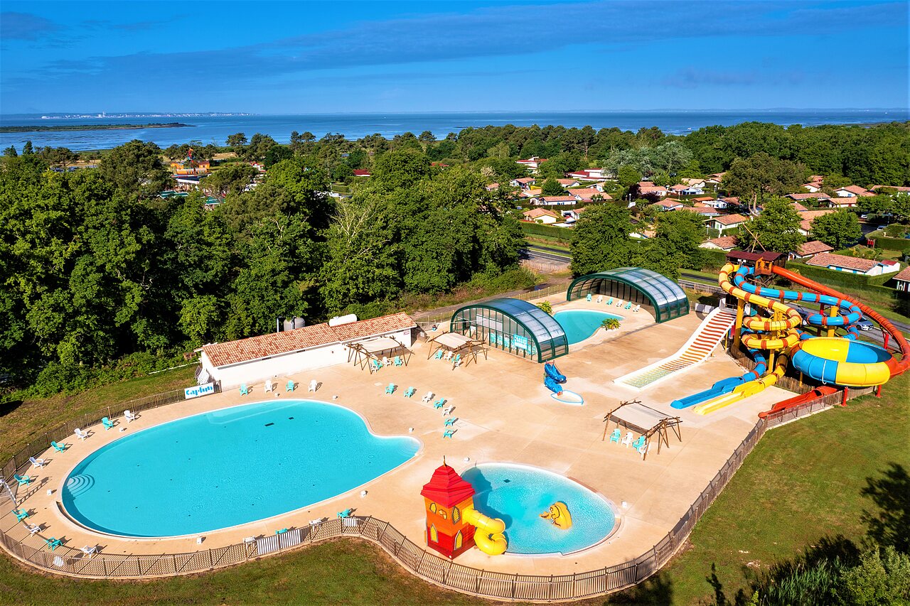 Parc aquatique, piscines ext�rieures, toboggans g�ants au camping CAPFUN Roumingue � LANTON (33).