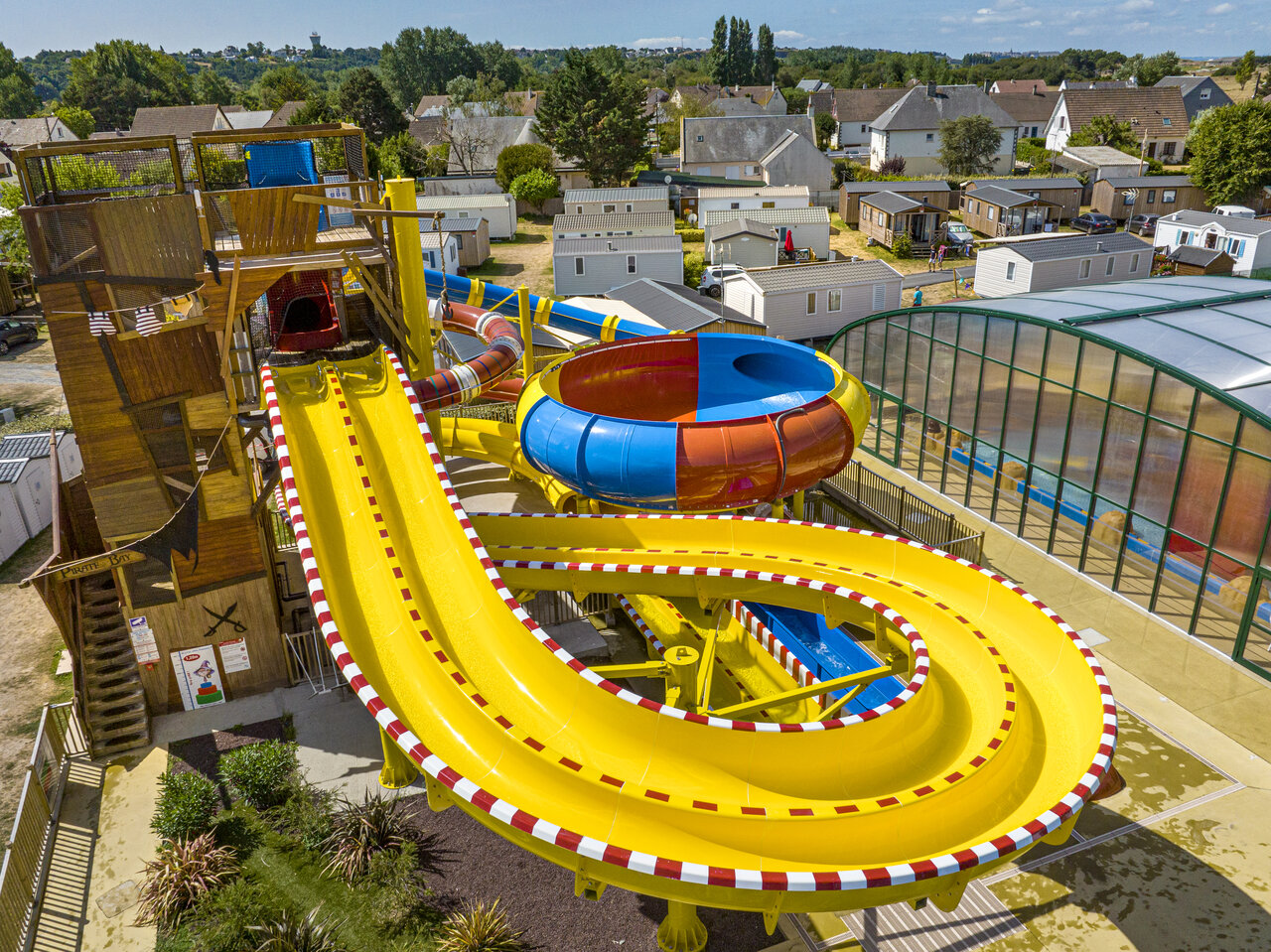 Toboggans aquatiques g�ants, piscine ext�rieure au camping CAPFUN La Route Blanche (50).