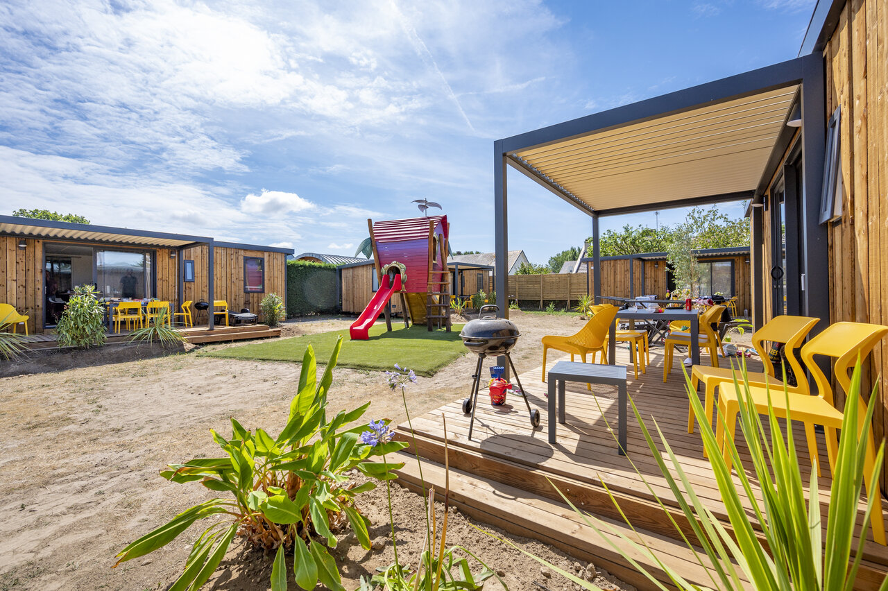 Mobil-home, terrasse, barbecue et aire de jeux au camping CAPFUN La Route Blanche � Breville sur Mer.